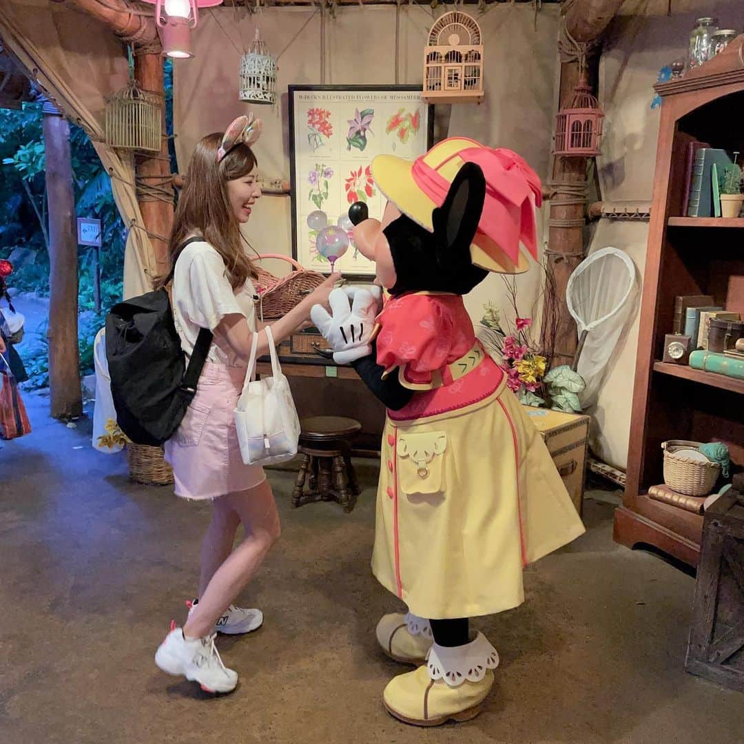 橘ゆりかさんのインスタグラム写真 - (橘ゆりかInstagram)「💞💛💞💛 ⁡ ⁡ キャラクターとのグリーティングしあわせ🥹🌈 ⁡ あとで写真見返したら私ってこんなに笑うんだって感じさせてくれてこんな表情を引き出してくれてありがとうしかない笑❣️ ⁡ ⁡ ミニーちゃん 東京ドロンパ ラスカル 推しキャラ3枚並べられて達成感✊ ⁡ ⁡ ⁡ #キャラグリ #ミニーちゃん #ミッキー #橘ゆりか #荷物多い #トレイル #東京ディズニーシー #ディズニーシー #tdr #tds #ディズニー40周年」9月2日 17時47分 - yuricalcal