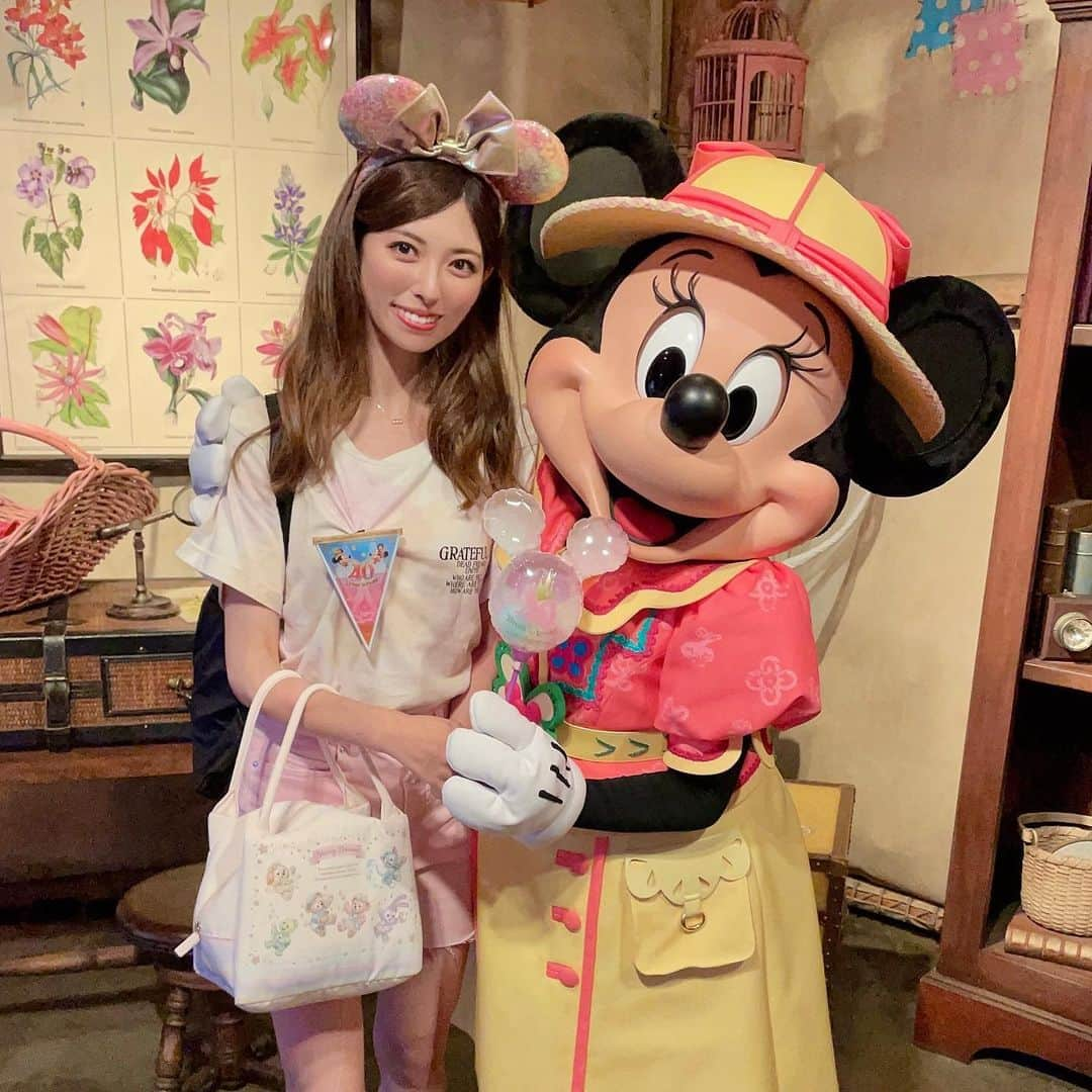 橘ゆりかのインスタグラム：「💞💛💞💛 ⁡ ⁡ キャラクターとのグリーティングしあわせ🥹🌈 ⁡ あとで写真見返したら私ってこんなに笑うんだって感じさせてくれてこんな表情を引き出してくれてありがとうしかない笑❣️ ⁡ ⁡ ミニーちゃん 東京ドロンパ ラスカル 推しキャラ3枚並べられて達成感✊ ⁡ ⁡ ⁡ #キャラグリ #ミニーちゃん #ミッキー #橘ゆりか #荷物多い #トレイル #東京ディズニーシー #ディズニーシー #tdr #tds #ディズニー40周年」