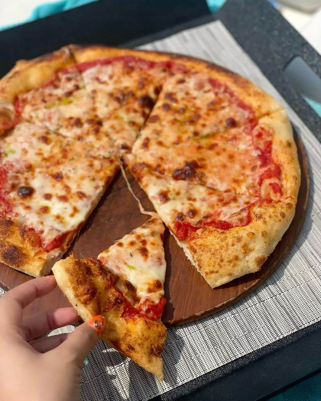 鈴木愛美さんのインスタグラム写真 - (鈴木愛美Instagram)「: 𝖕𝖔𝖔𝖑 𝖑𝖚𝖓𝖈𝖍🍕🔥  プールサイドでランチ♡✴︎° この時間がめっちゃ好き🪸💕  ドバイ40度くらいあるからまじで 定期的にプール入らないと干からびるかと思ったw  （👙） @pinkyshake_official  このネオンビキニまじでお気に入り🩷  #dubai #dubaï #pinkyshake #pinkybikini #pinkyshakebikini #pool #poolside #lunch」9月2日 17時48分 - x.manya.x