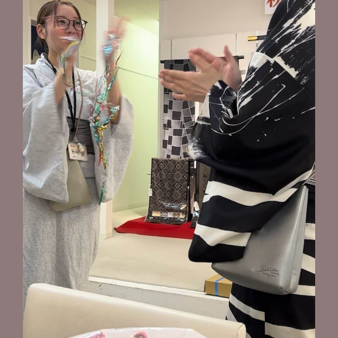 みますやさんのインスタグラム写真 - (みますやInstagram)「皆さんこんにちは❕ みますや会津若松店の湯田です🧸💭  本日9月2日は、渡部さんのお誕生日です🎂🎉 お店のみんなでお祝いしました︎💕︎  お着物のコーディネートがとても素敵で、 アレンジをしているのを見るととても楽しいです☺️ お振袖の事や毎日沢山教えて下さり、 私(湯田)の頼もしい先輩です🥳🌟  ぜひ、みなさんご来店下さい!(^^)! ご相談事などございましたら、 いつでも 湯田 渡部 まで🔆🤍   #みますや  #みますや会津若松店  #会津若松  #会津  #着物  #着物女子  #着物コーディネート  #着物コーデ  #着物好きな人と繋がりたい  #振袖 #振袖レンタル  #浴衣  #着物ヘア  #着物好き  #誕生日  #振袖コーディネート #ママ振  #会津着物 #きもの  #お祝い  #呉服」9月2日 17時51分 - mimasuya.sns