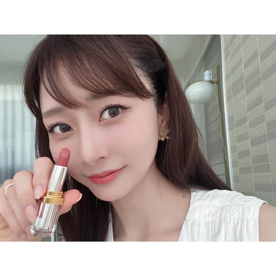 石井美保のインスタグラム：「CHANELから特別なリップが誕生しました。  ガブリエル シャネルが暮らしたアパルトマンでありブティックがある番地31(トランテアン)に由来する“トランテアンルルージュ”。  ガラスケースのファセット加工は、パリ・カンボン通り31番地の伝説的な螺旋階段の壁に張り巡らされた鏡をイメージしていて、手にした時の高揚感は別格です。 しかも、中身はリフィル式なので、ガラスケースは一生モノ。(落としても割れにくいテスト済みだそうです) カラーは全12色で、なんとブティックの3つのフロアに分けられていて、好きな世界観から選ぶというコンセプトが斬新。  私はアトリエのフロアで、お針子さん達がシャネルが現れる時に必ずつけるお出迎え用の色とされた5番(ルージュプルミエ)を選ばせていただきました。(写真5枚目) もう一つ迷ったのが、1階のブティックフロアのクルーズコレクションのワードローブからインスパイアされた2番(ルージュクロワジエール)。今日は2番をつけています。(写真2枚目) 信じられないほどソフトな仕上がりとなめらかな塗り心地も流石で、なんと塗って8時間唇の形を引き締めてくれる効果が。さらに1ヶ月毎日使うとより立体的でハリのあるふっくらした唇に生まれ変わるそう。その秘密は、ヒアルロン酸•コラーゲン•エラスチンの合成促進に有効な成分マラクジャオイルが配合されているから。リップ1本でここまでCHANELの世界観を堪能できてしまう、コスメの域を超えたお品です。  9月1日シャネル オンラインブティック・一部店舗先行発売、10月6日店舗限定発売」