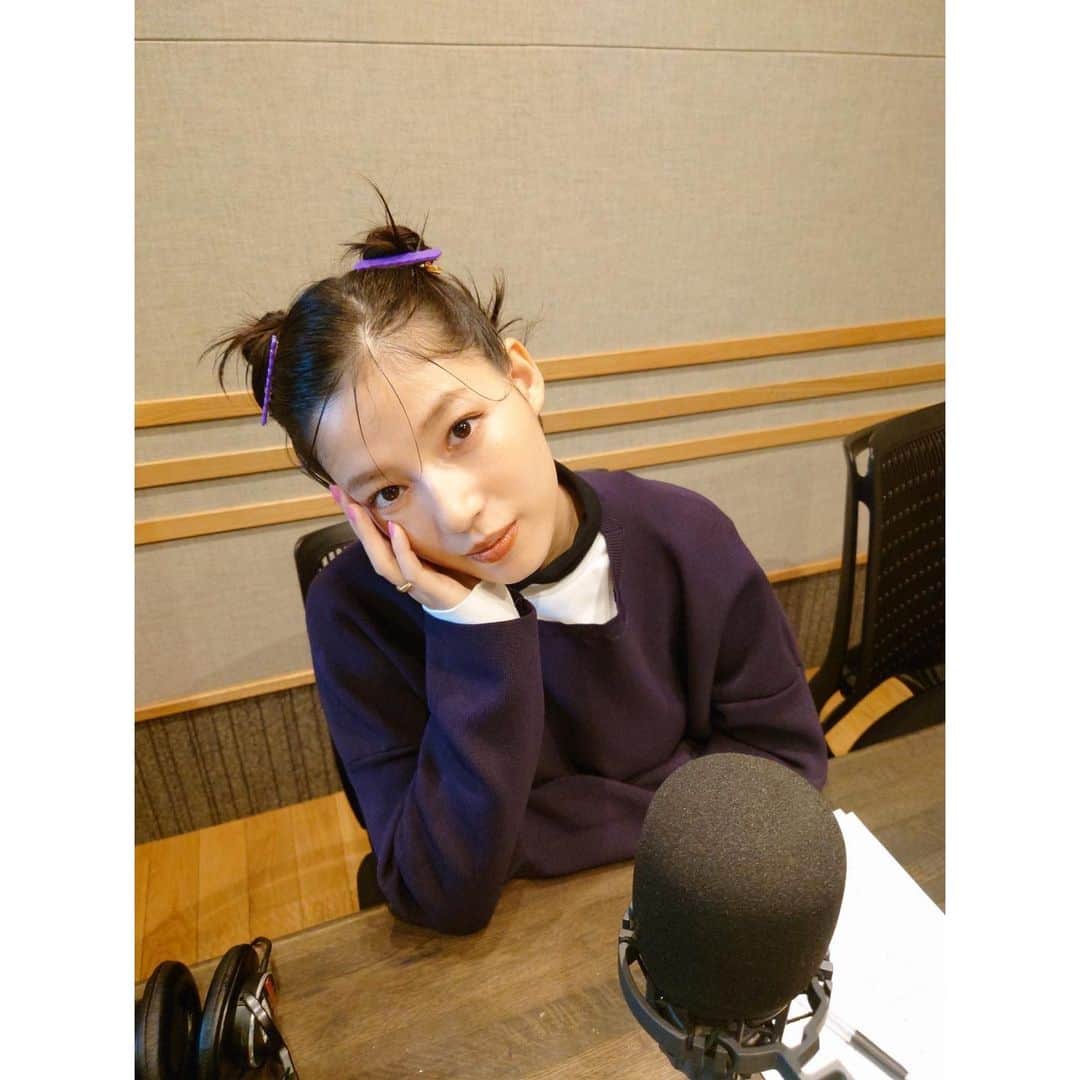 石井杏奈のインスタグラム：「ラジオ「miziroind LIGHTBLUECAFE」 本日20:00〜 FM大阪 明日8:00〜TOKYO FM  最近、紫が好き🟣」