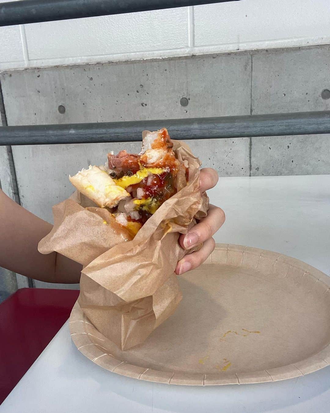 傳彩夏さんのインスタグラム写真 - (傳彩夏Instagram)「あまり食べ物落とさないからコストコのホットドッグとか服白でも強気で食べれる🙋🏻‍♀️」9月2日 17時51分 - denayaka