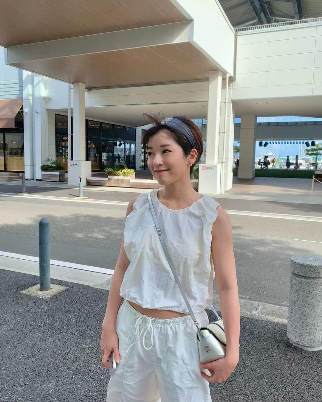 傳彩夏のインスタグラム：「あまり食べ物落とさないからコストコのホットドッグとか服白でも強気で食べれる🙋🏻‍♀️」