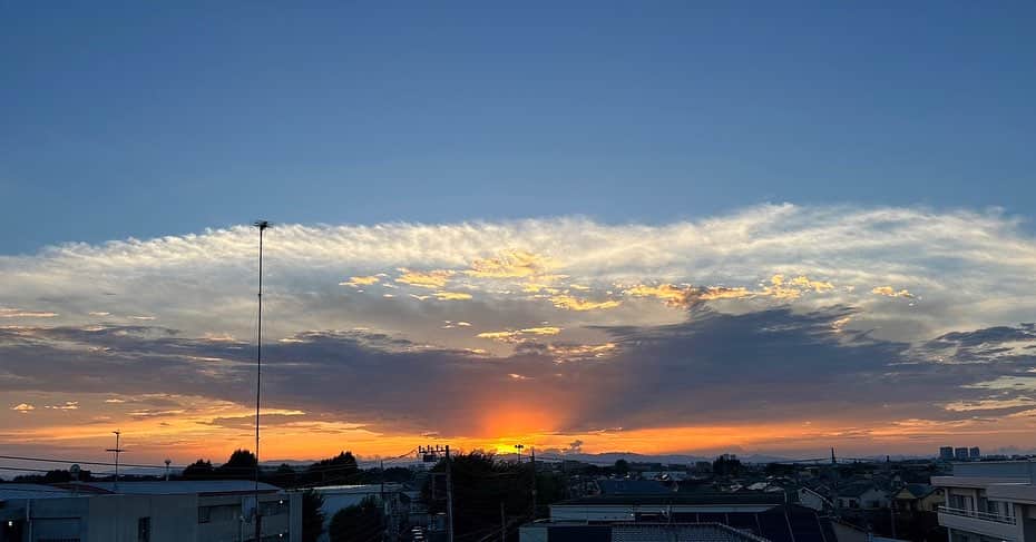 のインスタグラム：「最近  夕刻になると父さんが夕陽の写真を送ってくる。  本当に寂しがり屋だな  きっと大好きなHawaiiに行きたくてウズウズしてるんだろうけど  たまには身体を労ってほしい。  どうせ届かぬ息子の想い  いつか親子三代で一杯交わそうや🍶  #sunset #JAPAN #beauty  #sky #fromdad」