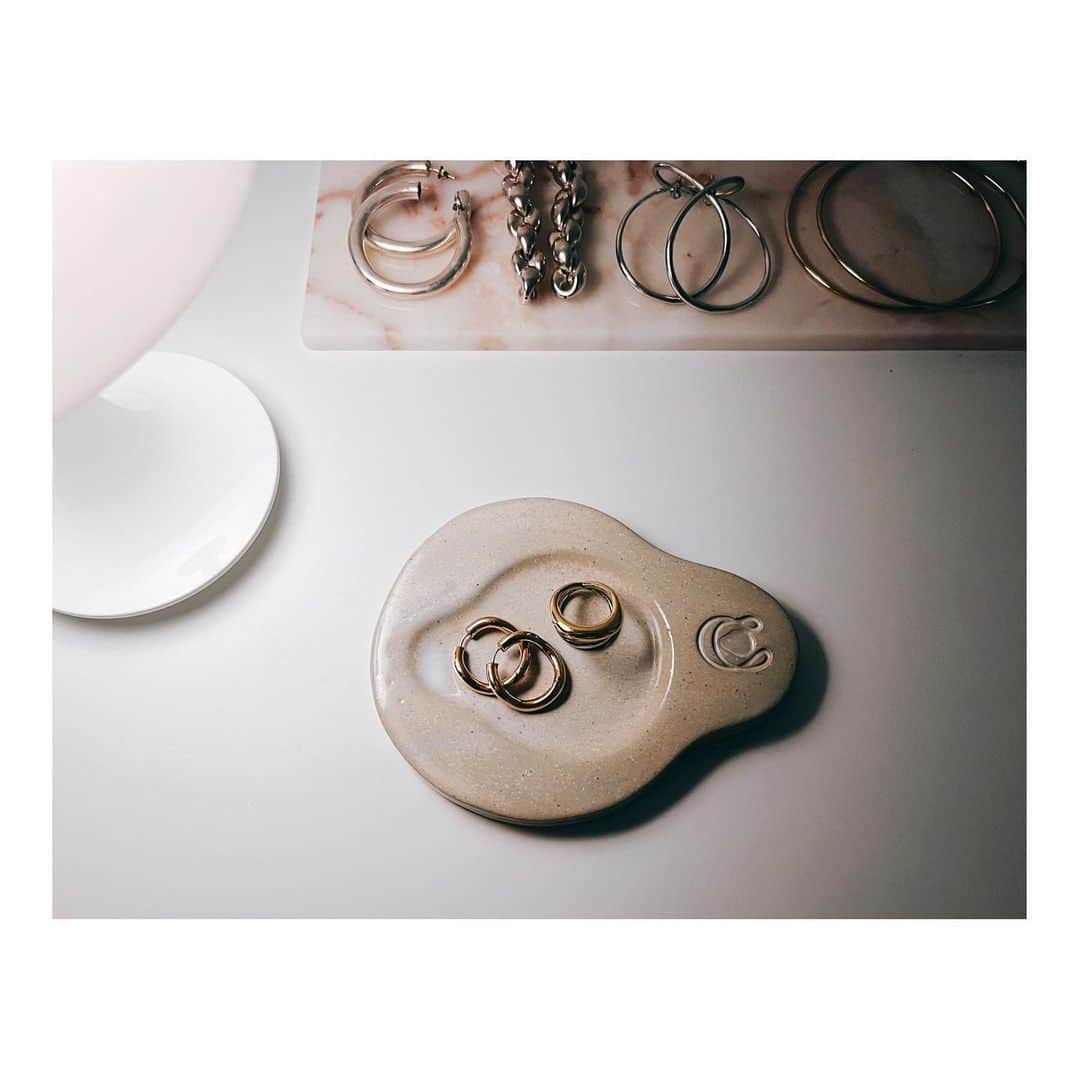 佐川理佳のインスタグラム：「nipple platters thank you🫶🏻 @maiko.mu Parisで買ってきてくれた🎁」