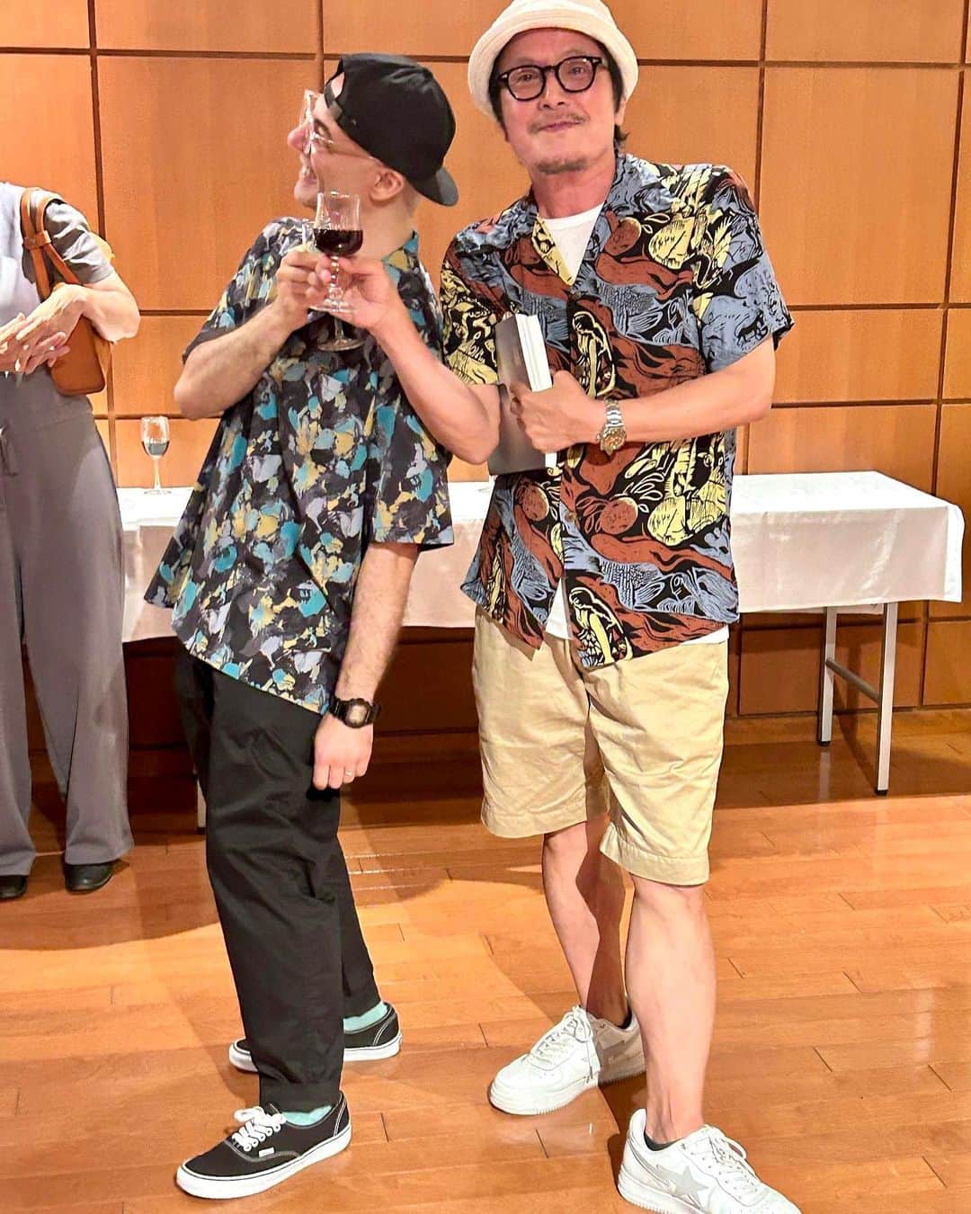江口寿史さんのインスタグラム写真 - (江口寿史Instagram)「ルカ・ティエリとの二人展『トーキョー・アルテ・ポップ』昨日、無事に初日を迎えられて少しだけホっとしました。  「ルカとはSNSでのやり取りはしてたんですけど、実際に会ったのは、２年前に彼が阿佐ヶ谷のギャラリーでやった個展の時が初めてで。その時初めて話したのに全然壁を感じなくて、絵の線について延々話したんですね。最初からなんかこう話通じる感じがあって。それはもちろんルカが気を遣ってくれてたり、日本語が非常に上手だったりするところもあると思うんですが、たとえルカが日本語を全く話せなかったとしても、同じように通じたと思うんですよね。お互いの線を見てるとわかるんですよ、思考とか、経てきたものとか、言葉以上にね。日本人同士でも線の話が通じる人、それほど多くないですから。ぼくとルカは生まれた国も世代も、ヘタしたら親子くらい違うんですよね。そんな二人の線がここでこうして繋がったことを嬉しく思っています。ここで繋がった線がまた次の世代に繋がっていったらいいなと思います。 ただ、街の小さなギャラリーでやるのと違って、こんな立派な施設でやるのは、二人だけだと絶対無理だったよな(ルカに目配せして)。この展示の全体的なキュレーションをしてくれた楠見さん、協力してくれた東京新聞の阿部さん、デザイナーのウエスギさん、イタリア文化会館のスタッフの皆さん、あと一番苦労してくれたルカの奥さんのヤスコさん。皆さんの協力で素晴らしい展示になりました。どうもありがとうございました！」  記憶を元に書き写すとレセプションの挨拶でぼくはだいたいこんなことを話した。 いい夜でした。」9月2日 17時54分 - egutihisasi