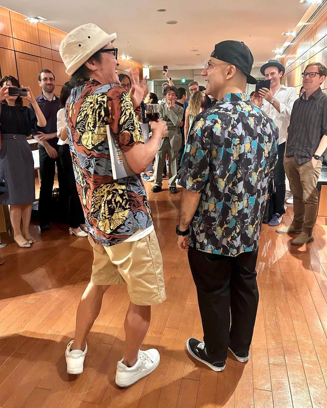 江口寿史のインスタグラム：「ルカ・ティエリとの二人展『トーキョー・アルテ・ポップ』昨日、無事に初日を迎えられて少しだけホっとしました。  「ルカとはSNSでのやり取りはしてたんですけど、実際に会ったのは、２年前に彼が阿佐ヶ谷のギャラリーでやった個展の時が初めてで。その時初めて話したのに全然壁を感じなくて、絵の線について延々話したんですね。最初からなんかこう話通じる感じがあって。それはもちろんルカが気を遣ってくれてたり、日本語が非常に上手だったりするところもあると思うんですが、たとえルカが日本語を全く話せなかったとしても、同じように通じたと思うんですよね。お互いの線を見てるとわかるんですよ、思考とか、経てきたものとか、言葉以上にね。日本人同士でも線の話が通じる人、それほど多くないですから。ぼくとルカは生まれた国も世代も、ヘタしたら親子くらい違うんですよね。そんな二人の線がここでこうして繋がったことを嬉しく思っています。ここで繋がった線がまた次の世代に繋がっていったらいいなと思います。 ただ、街の小さなギャラリーでやるのと違って、こんな立派な施設でやるのは、二人だけだと絶対無理だったよな(ルカに目配せして)。この展示の全体的なキュレーションをしてくれた楠見さん、協力してくれた東京新聞の阿部さん、デザイナーのウエスギさん、イタリア文化会館のスタッフの皆さん、あと一番苦労してくれたルカの奥さんのヤスコさん。皆さんの協力で素晴らしい展示になりました。どうもありがとうございました！」  記憶を元に書き写すとレセプションの挨拶でぼくはだいたいこんなことを話した。 いい夜でした。」