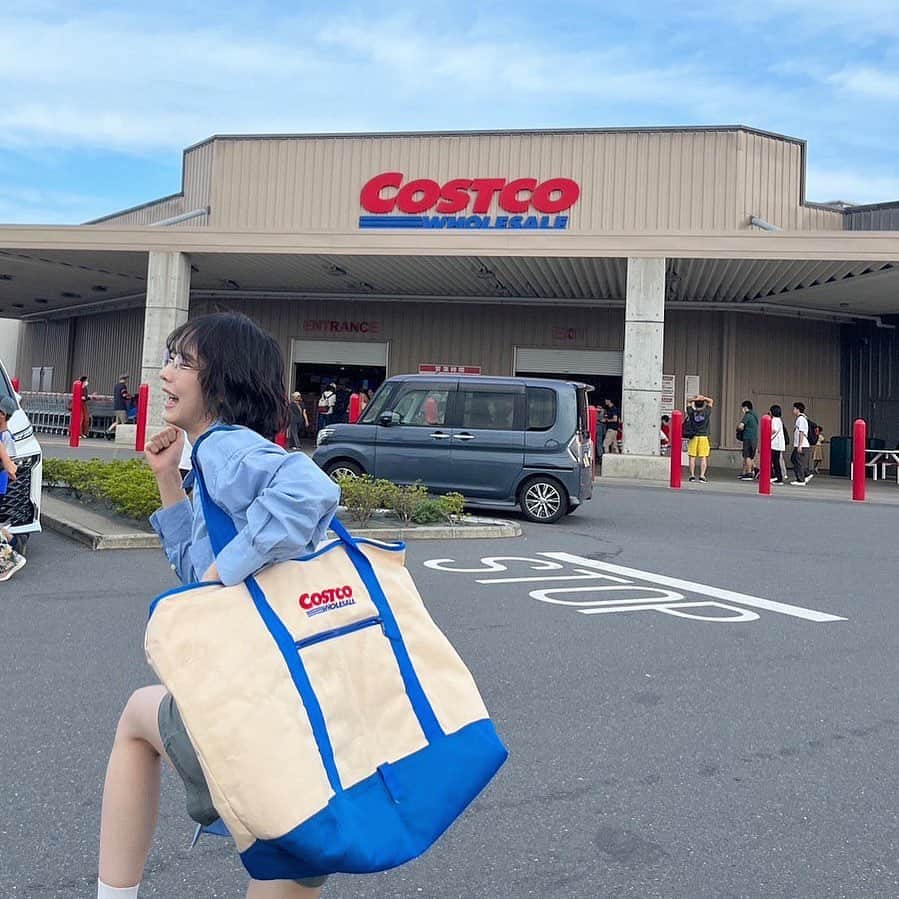 加藤小夏のインスタグラム：「最近。人生初のCOSTCOで浮かれポンチ。玄さんからのシャレパンツ。パーマ。」