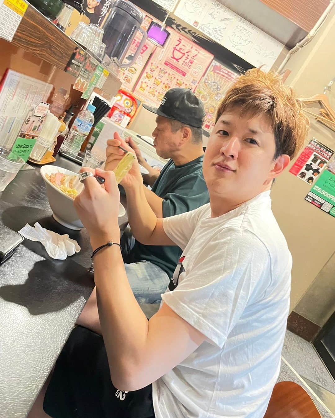 むらせさんのインスタグラム写真 - (むらせInstagram)「西早稲田の麺屋宗さんへ！！🍜  日本一の塩ラーメンでも有名な麺屋宗さん！スープもトッピングも美味しい！^ ^   古賀さんとお姉様と行ったけど、 チャーシューが好みで、全部乗せたまらない！🍜劇あう丼は塩ダレ、最強でした！😋わたくし、少し肥えましたw  🍜麺屋宗 高田馬場本店 @menyasou @menya_sou  #ラーメンつけ麺ぼくアゴ麺  #むらせ #古賀シュウ   #麺屋宗 #高田馬場 #中目黒 #ときわ台 #高田馬場グルメ #高田馬場ラーメン #高田馬場ランチ #つけ麺 #塩ラーメン #PR するほど美味い #激合丼  #スープ #味玉 #低温チャーシュー #豚肩ロース #穂先メンマ #地鶏 #ぷちたま #マスタード  #ラーメンwalkar #グランプリ #島根県出雲 #醤油 #備長炭炙り豚肩ロース #超らーめんナビ #塩部門日本一」9月2日 17時56分 - murase_yuichi