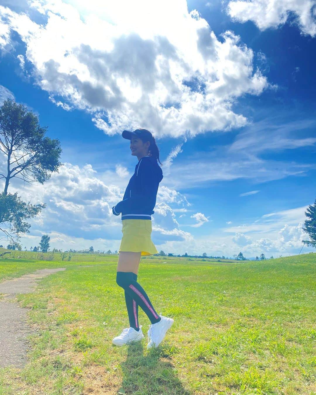 高柳愛実のインスタグラム：「. 大会2日目は紺のトップス（近くで見るとアザミの花柄で可愛い、、！）に黄色のスカートコーデ。ふんわりとフレアになっているスカートの形が絶妙でお気に入り。それからシューズがほんの少しヒョウ柄と厚底っぽくなっていてこれまた可愛い、、！  明日は最終日！ぜひ配信もご覧ください！そして午後からのレッスン会も楽しみにお待ちしております☺︎」