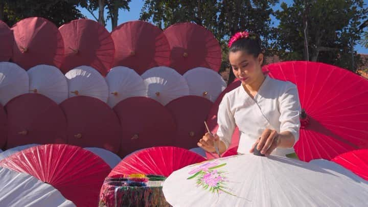 タイ国政府観光庁のインスタグラム：「. ༉‧₊˚ 🇹🇭わざわざ行きタイ旅！ ⠀ ⋯⋯⋯⋯⋯⋯⋯⋯⋯⋯⋯⋯✈  毎週土曜日は、まだあまり知られていないタイの観光スポットをご紹介♪   今回チェンマイが誇る伝統工芸品の産地「ボーサーン・アンブレラ・ビレッジ」へ✨  チェンマイのサンカンペーン郡にある「ボーサーン村」🌿　ここはタイ北部の伝統工芸のひとつ、“傘作り”の名産地として有名です☂️🤍❤️　この地域ではもともと、紙漉きから骨組み、紙張り、色・模様・油塗りに至るまで、古くから伝統手法を用いて傘が作られてきました👐  ちなみにボーサーンが知られるようになったきっかけは、1975年にアメリカで開催された旅行展示会で、タイ国政府観光庁がボーサーン産のカラフルな傘を飾ったことだった……というエピソードも🙏  村では絵付けをはじめ、貴重な作業工程が見学できます👀✨　美しい傘に用いられているのは自然素材で、サイズやカラーも様々🌈　きっと素敵な一点物と出会うことができますよ☺️  チェンマイを訪れる際は、ボーサーン・アンブレラ・ビレッジに立ち寄ってみませんか？⛱💛  ☆「行ってみたい！」：いいね❤をタップ ★「参考になった！」：保存ボタン🔖をタップ  #タイ #チェンマイ #ボーサーンアンブレラビレッジ #タイ伝統工芸 #タイ文化 #タイ雑貨 #傘が好き #手作り傘 #ローカル体験 #今こそタイへ #こんなタイ知らなかった #もっと知りタイ #はじめてのタイ #タイ旅行 #チェンマイ旅行 #旅好きな人と繋がりたい #海外旅行 #thailand #chiangmai #chiangmaitrip #bosangumbrellavillage #thainess #localexperience #thailandhiddengems #amazingthailand #thailandtravel #thailandtrip #thaistagram #lovethailand #amazingnewchapters」