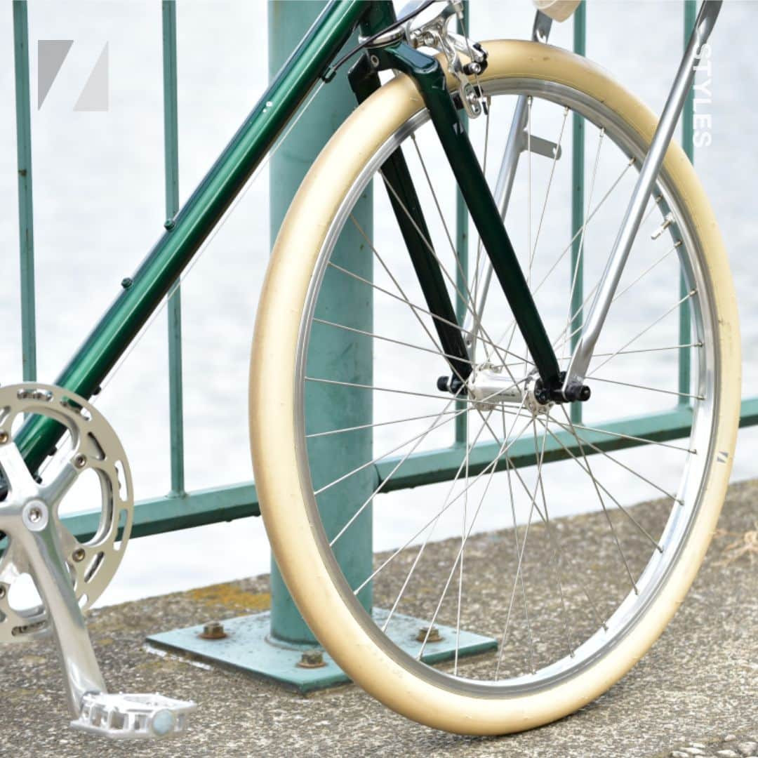 RITEWAY -Official Instagram-のインスタグラム：「STYLES   そしてファッションの一部になる。 ——————————  1960年代のフランスビンテージバイクを、現代の解釈で生まれ変わらせたニュークラシカルがこのSTYLES。  ヒストリカルなデザインで10年、20年と長く付き合うほどに愛着が沸く1台に仕上げました。  服を選ぶように、それぞれの個性を表現できる。  —————————— #styles #スタイルス #riteway #ライトウェイ #自転車 #自転車通勤 #自転車通学 #自転車女子 #ロードバイク  #自転車のある生活 #自転車旅 #サイクリング  #クロスバイク #ミニベロ #ホリゾンタルフレーム #ホリゾンタル #haveaniceday」