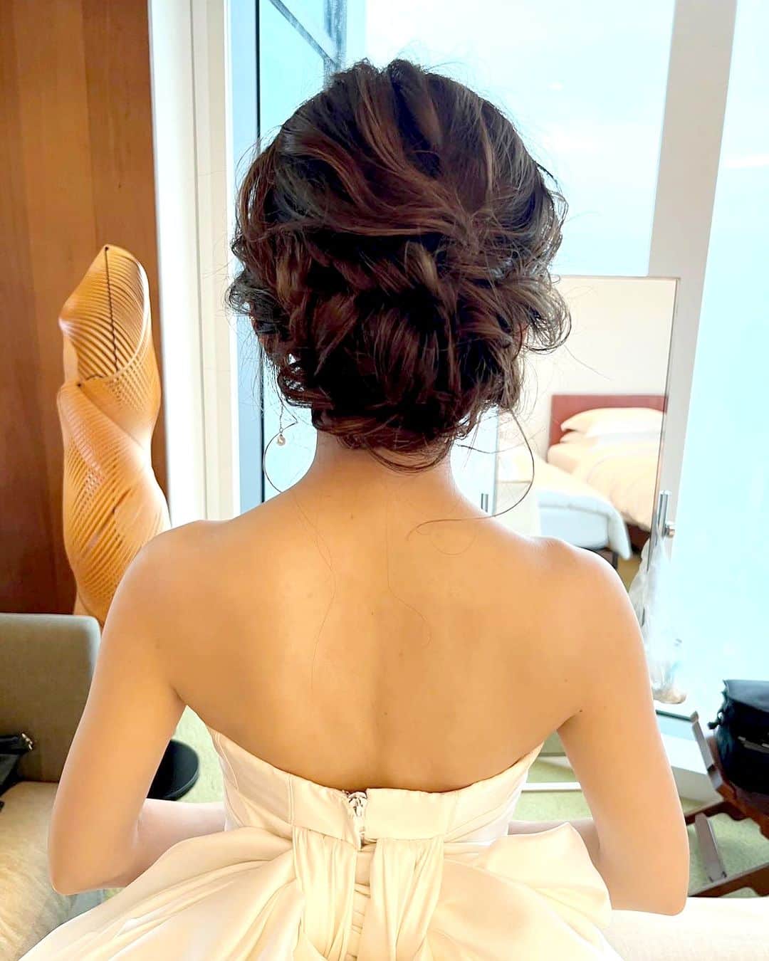 のインスタグラム：「. 【花嫁ヘア実例！シニヨン＆まとめ髪SNAP】 . 今回ご紹介するのは、花嫁に人気の ＜シニヨン＆まとめ髪＞実例  タイトからゆるふわまで 質感や、お団子の高さ・大きさなど 色んなタイプの花嫁ヘアをご紹介します😆💕  ドレスやアクセサリーなどもぜひ参考に！ . @r__22wed さん @misababy_wd さん @0401ttori___wd さん @makkiroom さん @_chr_wd_ さん . +♥+:;;;:+♥+:;;;:+♥+:;;;:+♥+:;;;:+♥+:;;;:+♥ . プロポーズから結婚式まで素敵なお写真募集中！ . ゼクシィ公式アカウントでお写真を紹介してみませんか？ 【#ゼクシィ2023】 を付けて投稿してください♡ . +♥+:;;;:+♥+:;;;:+♥+:;;;:+♥+:;;;:+♥+:;;;:+♥ . ▼公式アプリもCHECKしてね ゼクシィアプリはURLから @zexyrecruit  ▼理想の会場探しをプロがサポート！ ゼクシィ相談カウンターもCHECK @zexy_counter のURLから  #花嫁ヘア#シニヨンヘア#ブライダルヘア#ウェディングヘア _ #結婚式ヘア#花嫁ヘアメイク _ #プレ花嫁#結婚式準備#花嫁準備中#結婚式レポ#2024春婚#2023秋婚#2023冬婚#2023秋婚プレ花嫁#2023冬婚プレ花嫁 _ #ゼクシィアプリ#ゼクシィ」