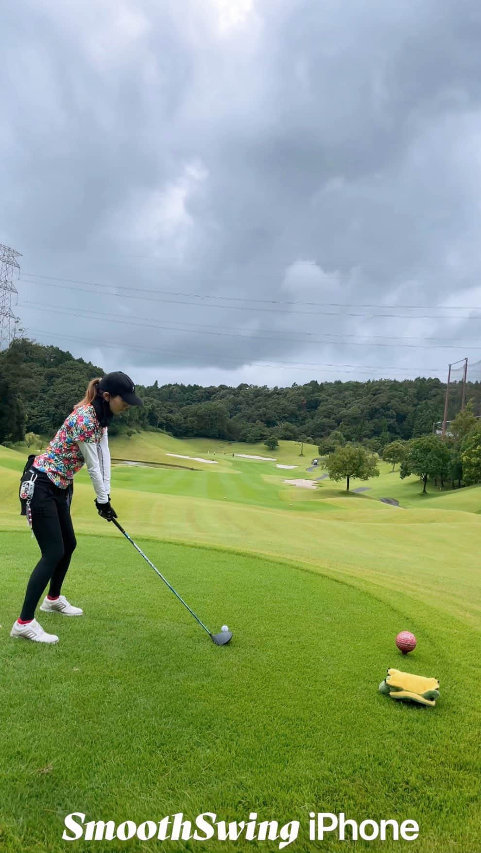 中田有美のインスタグラム：「ドライバーショットが 右のミスが少なくなって 安定してきた🏌️‍♀️✨  OBしてもいいから振る！って 意識してからラウンドでも良くなった✌🏻  あとは練習場のスイングに近づけるだけ😂  #ゴルフスイング動画 #ドライバーショット動画  #ゴルフ女子」