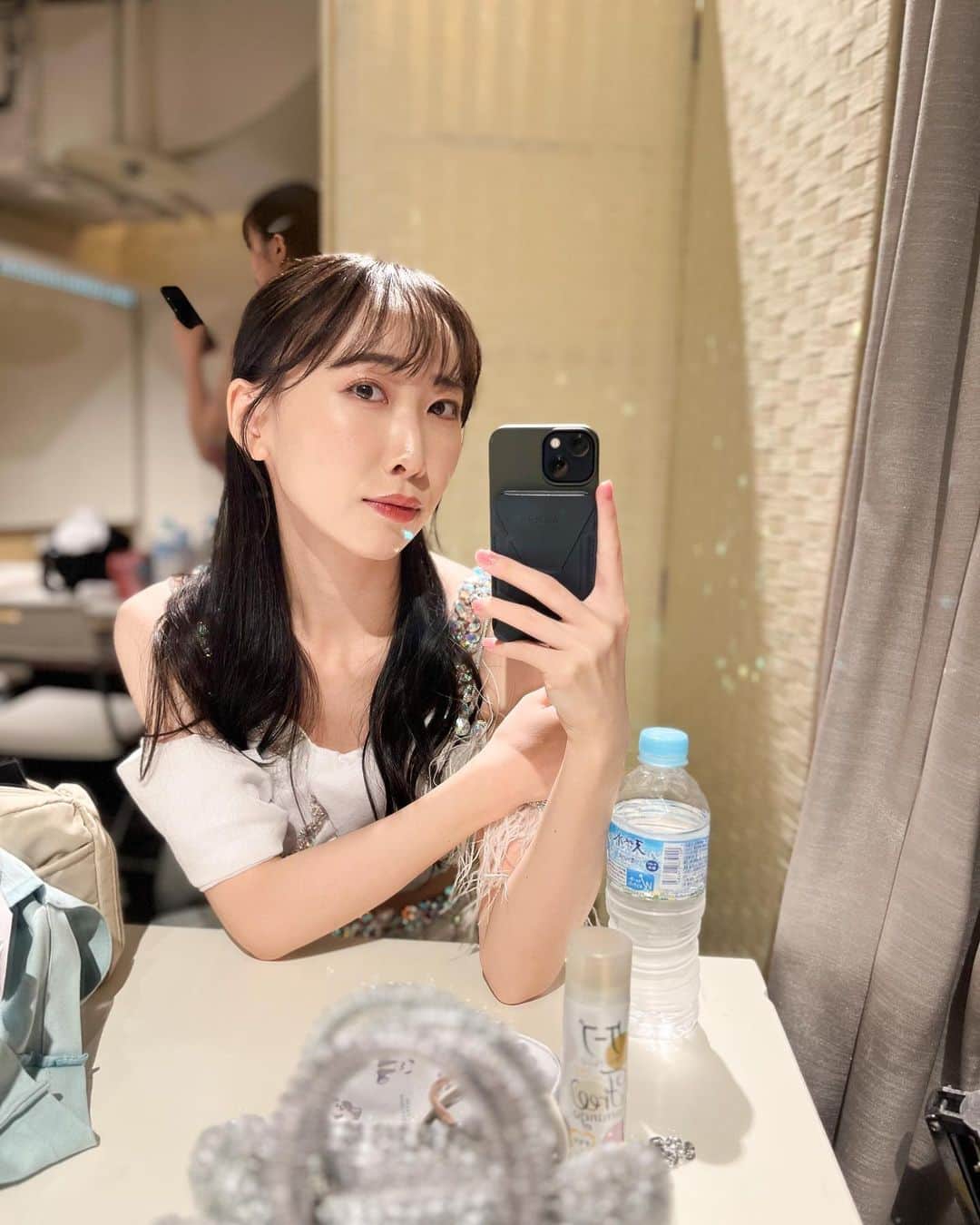 仁藤萌乃のインスタグラム：「ビジネス写真全然撮っていなかったけど、今日は撮ったので載せます。  机を綺麗にしてから撮ればよかった…ポトレ機能がてんぱっちゃってる。笑  今日は何気に初めて、アー写寄りのハーフアップにしました🧚‍♀️ 明日も早めの時間なので、今日こそは早く寝ると心に誓っています。」