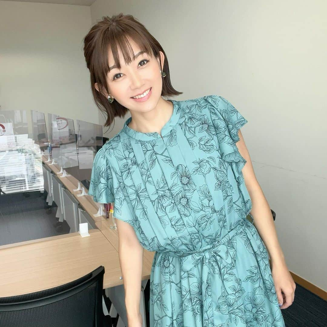 岡部玲子のインスタグラム：「本日の衣装とヘアアレンジ✨  落ち着いたグリーンの花柄ワンピース👗は 大好きなカラーで気持ちも上がりました✨  髪の毛はハーフアップに☺️  アクセサリーも さりげなさと存在感のバランスが絶妙で🥹  今日も私を作り上げてくださった皆様に感謝です🙏✨  今日の🏇は  新潟9レースと札幌10レースの単勝 札幌9レースの馬連で結構プラスにしたのに  #結局マイナス  でした😱  最終レースで当たらないと マイナスになるシステム どうにかしたい😂  でも今日は 52キロでラブリークイーンに騎乗して 逃げ切り勝ちしちゃう 柴田善臣騎手がカッコよすぎて…  もうそれが観られたからいい🥹‼️  明日頑張ろう(笑)💪  今日もご視聴頂きました皆様✨ ありがとうございました☺️  夏競馬も最後‼️ ハッピーな週末をお過ごしください😉  さー、夜は🏀だ📺‼️  #岡部玲子 #タレント　#レポーター　#競馬キャスター　#競馬　#グリーンチャンネル　#競馬中継　#生放送　#衣装　#ヘアアレンジ　#アクセサリー　#夏競馬　#頑張ろう　#楽しもう　#tvshow #dress #hairarrange #🏇　#🏀」