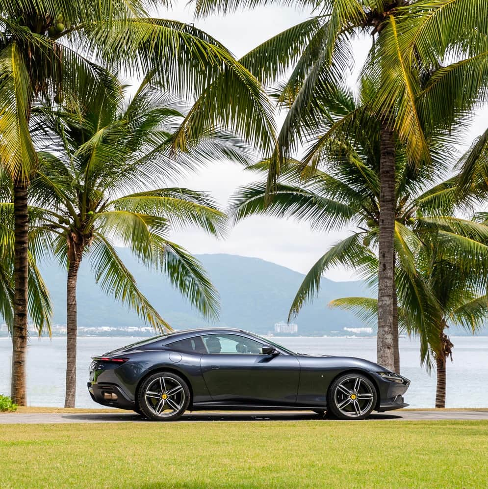 フェラーリのインスタグラム：「Summer is waning, but the vibes aren’t.  #LaDolceVita #Sanya #FerrariRoma #Ferrari」