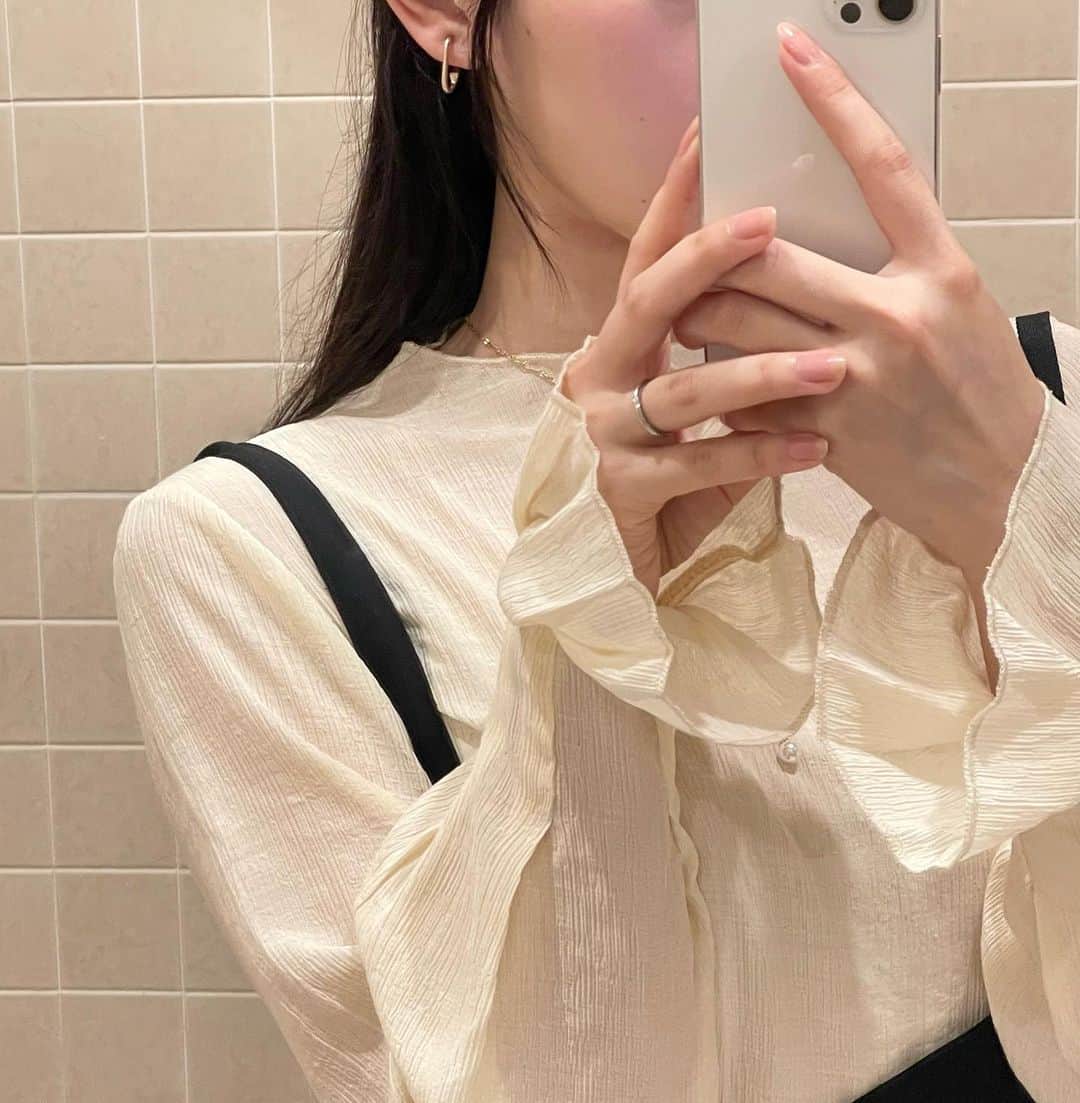 KANAKAのインスタグラム：「フレアスリーブのシアートップス🤍  これからの時期にぴったり🤝🏼 インナーとして着ても絶対かわいい💭  #junoah #louere #ジュノア #ルエレ #シアートップス #淡色 #淡色コーデ #スタバ #タイアップ」