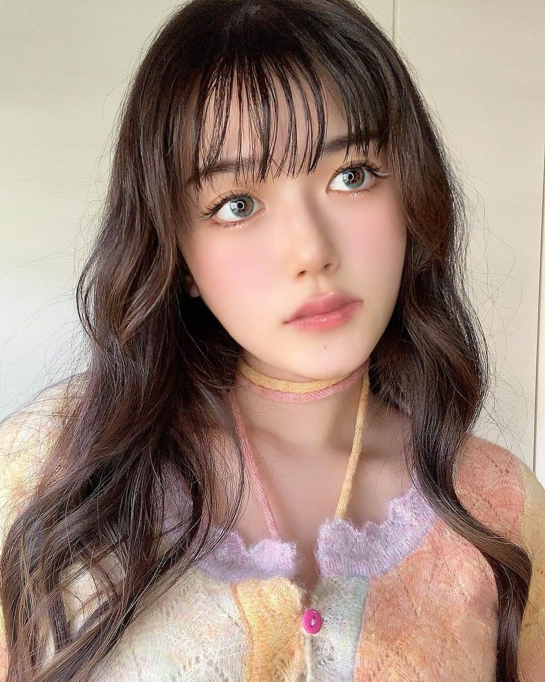 藤堂なえみのインスタグラム：「今回カラコンの色冒険してみたよ🦋 👀 @mitunolens  シャインスマイル 1年用 アイスマフィン  秋服買ったよ〜🌈🧡🩵 tops: @instyle365_jp  cutzl0091mcl  pants: @shein_japan   外はまだまだ夏だけど☀️  でも最近は 朝、夜涼しくなってきたよね🪽  #カラコン #カラコンレポ #韓国カラコン #蜜カラコン #蜜のレンズ #水光カラコン  #シーイン購入品 #goinluck #goinluck購入品コーデ #goinluckコーデ  #韓国コーデ #かわいい女の子 #むちむちボディ #むちむち女子 #美魔女 #エロ可愛い  #美女 #美人 #清楚系女子  #清楚コーデ #エロボディ #スタイル抜群 #巨乳美女 #おっぱいフェチ #モデル」