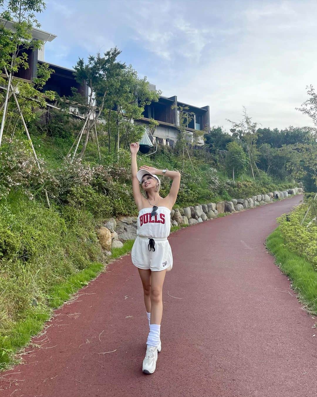 のインスタグラム：「グランピング最高だったぁ秋号雑誌期間始まりました😘一発目はショート✨  みんなに自然をシェア🍉 最後は集合カット🖤みんな可愛すぎる やっぱeggはファミリーすぎるなあ  服靴下帽子は @gydajp  靴は👞 @shaon.official   #グランピング #グランピングコーデ  #自然 #ホワイトコーデ #スポーティ」