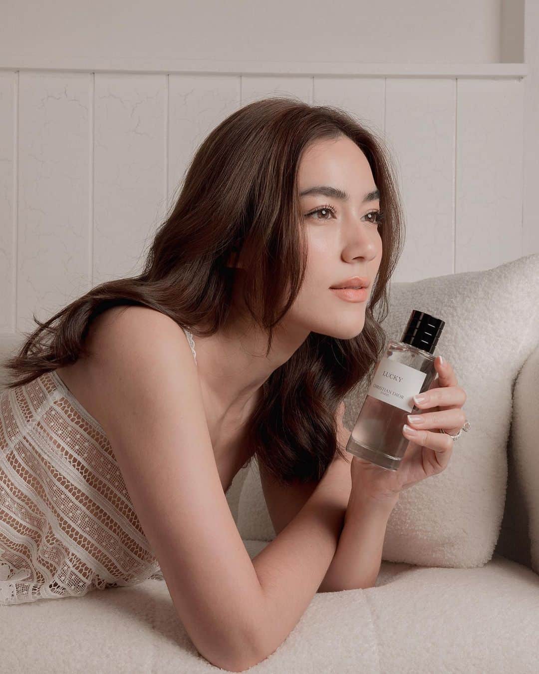 キンバリー・アン・ウォーテマス・ティアムシリのインスタグラム：「Dreaming about lily of the valleys.. My favorite bride to be scent “Lucky” from La collection Privée Christian Dior. The perfect sweetness and purity of heart.. Feeling so Lucky🤍   #DiorLaCollectionPrivee #DiorBeauty @DiorBeauty @DiorBeautylovers」