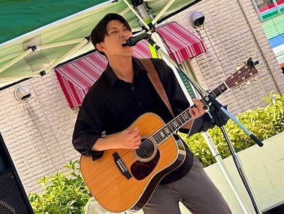 尼丁隆吉のインスタグラム：「2023.9.2 AtsuGig@海老名イオン フリーライブ  1st 1. Color 2. wedding road 3. Rainy  2nd 1. 渡せないラブレター 2. Dear 3. love song  を歌わせていただきました！  素敵なイベントでした♪ ありがとうございました！ #イオン　#海老名  #イオンモール海老名」