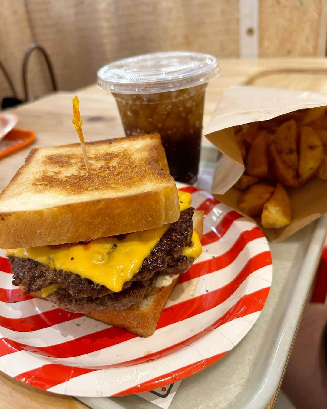 伊藤智博さんのインスタグラム写真 - (伊藤智博Instagram)「バーガー！食パンで挟むのもいいですね！  #jbstokyo #jbstokyo府中店 #府中 #府中グルメ #ハンバーガー #hamburger #🍔 #グルメバーガー #itoburger #thehwdogandco #toolsinfinity #ツールスインフィニティ #vanscheckerboardslipon #バンズチェッカー #LLR伊藤」9月2日 18時24分 - itotomohirollr