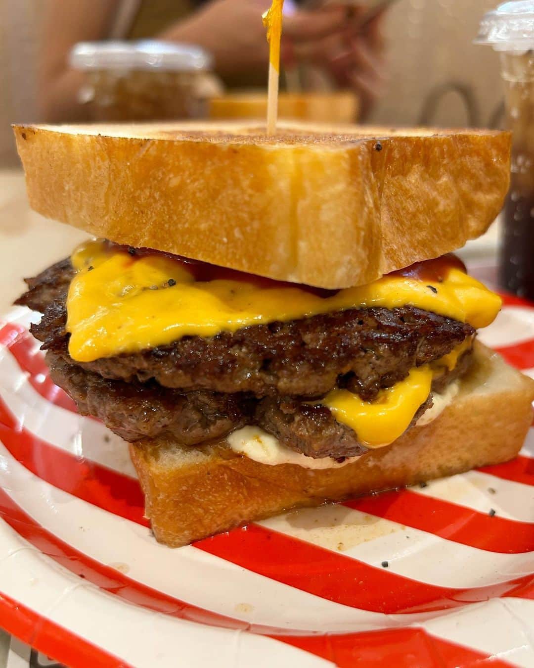 伊藤智博のインスタグラム：「バーガー！食パンで挟むのもいいですね！  #jbstokyo #jbstokyo府中店 #府中 #府中グルメ #ハンバーガー #hamburger #🍔 #グルメバーガー #itoburger #thehwdogandco #toolsinfinity #ツールスインフィニティ #vanscheckerboardslipon #バンズチェッカー #LLR伊藤」
