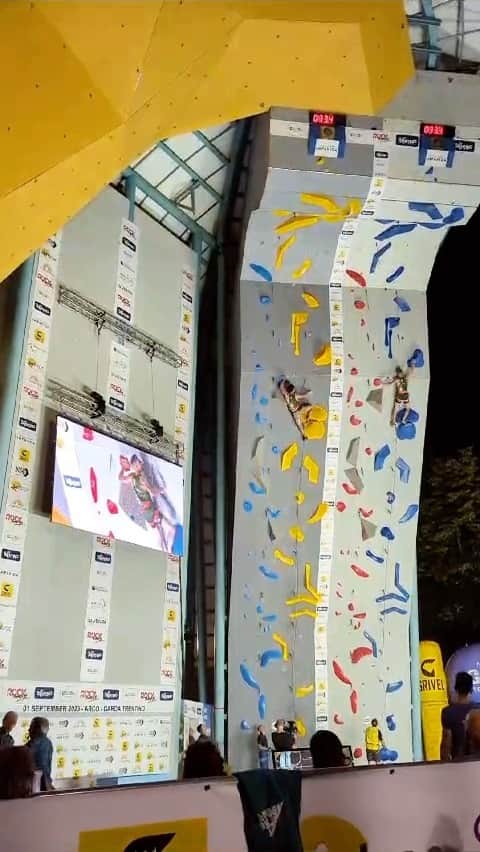 のインスタグラム：「There is only one @rockmasterfestival 🇮🇹, and how amazing it was climbing here again! Very happy to take down victory number 7 on this legendary stage 👊 It was one of the best crowds, very good and a bit harder route, and great vibes behind the wall with other competitors. Congratulations to @jakob.schubert and @michael.piccolruaz , as well as the speedy women on the podium 👌  CZ:   @rockmasterfestival 🇮🇹 je prostě jedinečný, a opět bylo skvělé si tu znovu zalézt! S velkým potěšením jsem si připsal už sedmé vítězství na této legendární stage 👊 Navíc bouřící publikum patřilo k jednomu z nejlepších, které jsem tu zažil. K tomu velmi dobře postavená, i když trochu těžší cesta a také skvělá atmosféra za stěnou s ostatními závodníky. Gratuluji @jakob.schubert a @michael.piccolruaz , stejně tak jako rychlým ženám na stupních vítězů 👌  #adamondra #AO #rockmaster #arco #climbing #leadclimbing #sportclimbing」