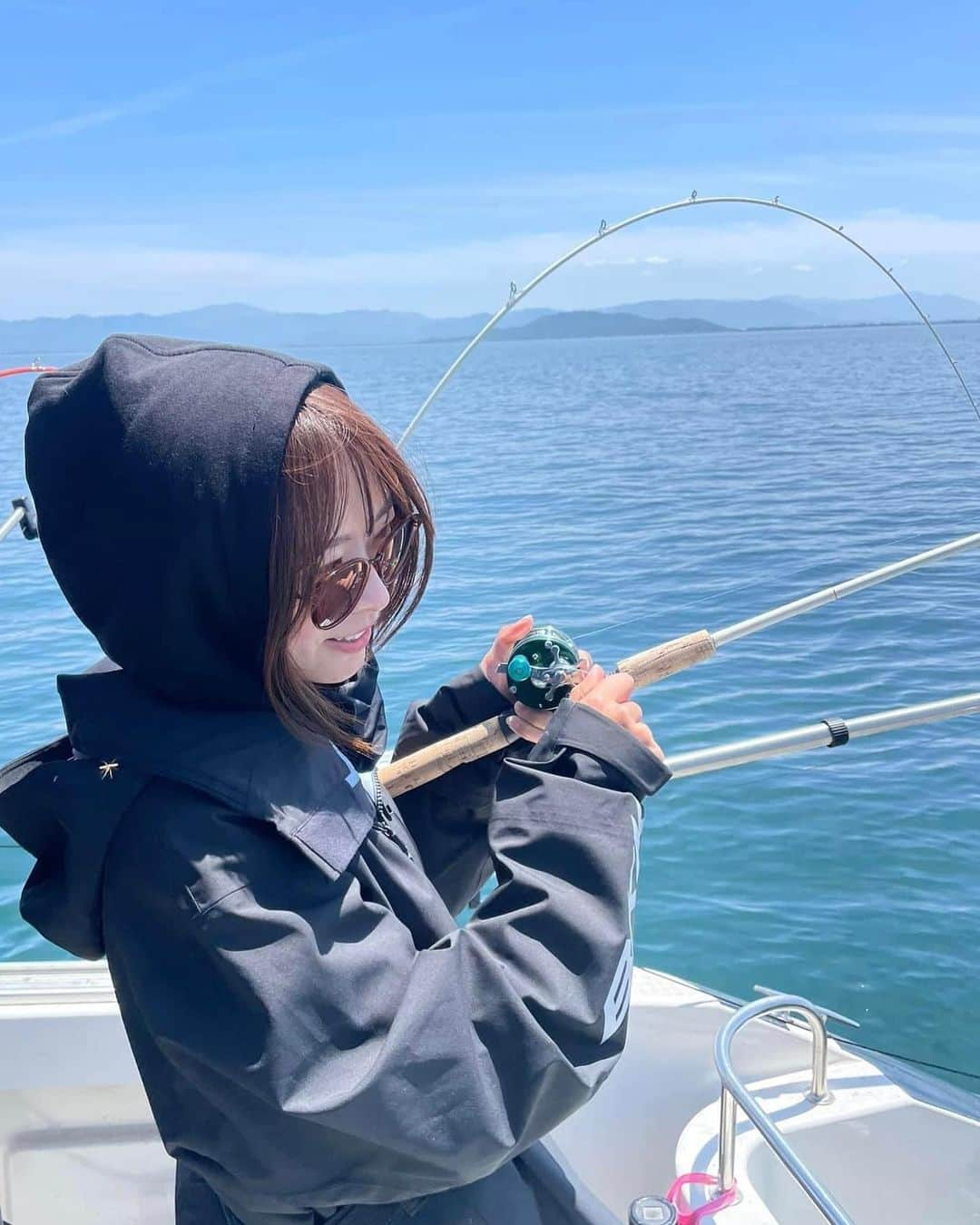 高本采実さんのインスタグラム写真 - (高本采実Instagram)「🎣 琵琶湖で1泊2日「ビワマス&バス釣り」  1日目のビワマスではDub Hand F 藤本船長 @dubhandf にお世話になり、北湖でトローリング🐟  まず装備されたタックルに惚れ惚れ。 AbuGarciaのアンバサダーがカッコ良すぎる。。。 そしてどれも輝く色んなスプーンに見惚れ。。 さらには魚のフォームをしたオモリが可愛くてトキメキ。♡  見に行くだけでも価値がある！🎣  そしてさすがの藤本会長！ 2日前の大雨の影響が残る厳しい状況の中、私たちに立派な50cmオーバーをはじめ、美味しいビワマスたちを十分釣らせてくれました✨  2日目は南湖でバス釣り🐟 この時期の南湖はかなり厳しく、しかし個人的に好きなポイントでアタリ出せたのは嬉しかったえ✊🏻まだまだバス修行は続きます🔥  5月2週目の、充実した琵琶湖DAYSでしたとさ🎣  . . . .  #琵琶湖 #ビワマス #ブラックバス #北湖 #南湖 #釣り動画 #トローリング #バス釣り #バスボート #trolling #bassfishing #biwatrout  #blackbass #ビワマス料理 #魚料理 #大物ハンター #アングラー #fishinggirl #钓鱼 #高本采実 #あやみん #ayamistagram」9月2日 18時18分 - ayami__summer