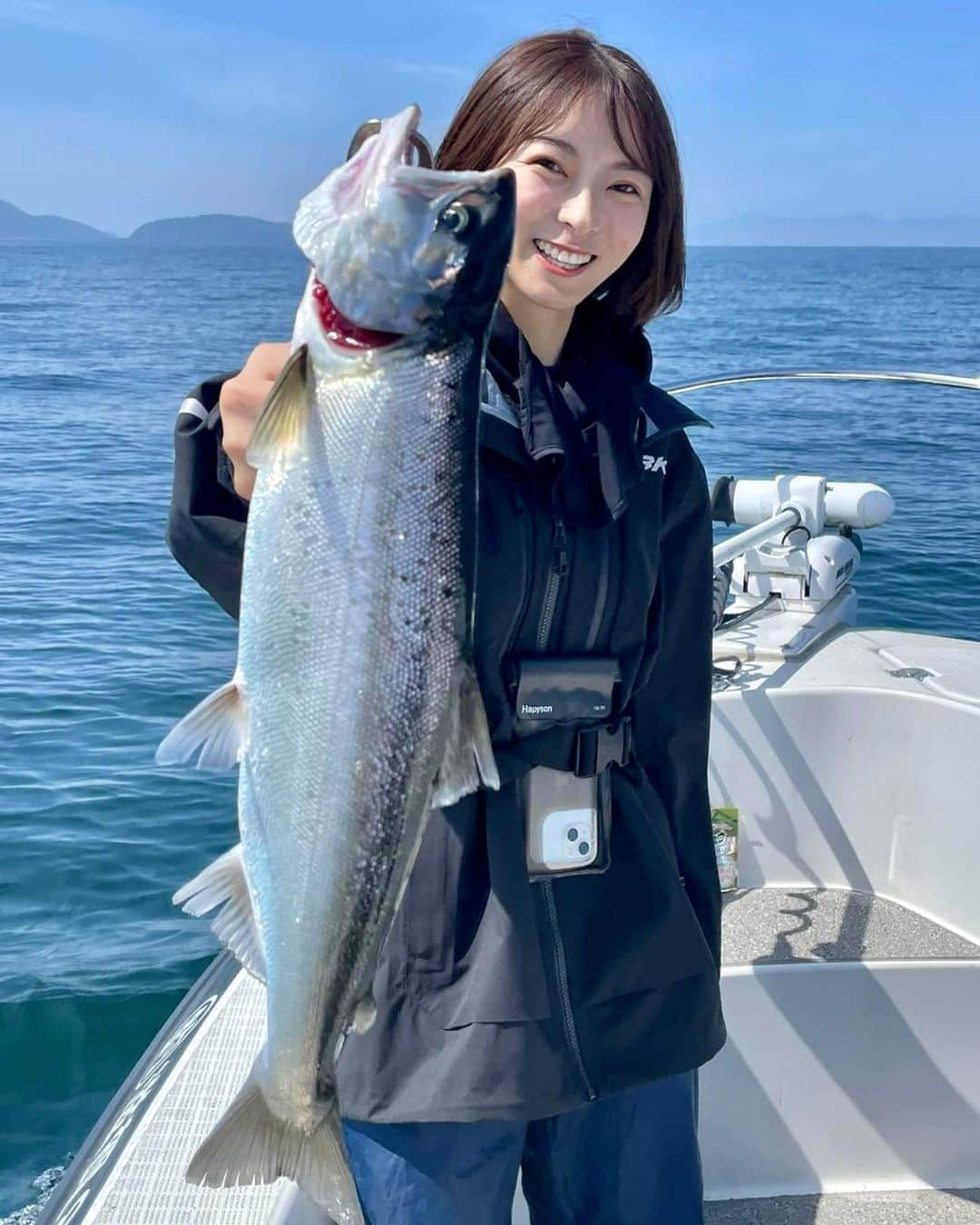 高本采実のインスタグラム：「🎣 琵琶湖で1泊2日「ビワマス&バス釣り」  1日目のビワマスではDub Hand F 藤本船長 @dubhandf にお世話になり、北湖でトローリング🐟  まず装備されたタックルに惚れ惚れ。 AbuGarciaのアンバサダーがカッコ良すぎる。。。 そしてどれも輝く色んなスプーンに見惚れ。。 さらには魚のフォームをしたオモリが可愛くてトキメキ。♡  見に行くだけでも価値がある！🎣  そしてさすがの藤本会長！ 2日前の大雨の影響が残る厳しい状況の中、私たちに立派な50cmオーバーをはじめ、美味しいビワマスたちを十分釣らせてくれました✨  2日目は南湖でバス釣り🐟 この時期の南湖はかなり厳しく、しかし個人的に好きなポイントでアタリ出せたのは嬉しかったえ✊🏻まだまだバス修行は続きます🔥  5月2週目の、充実した琵琶湖DAYSでしたとさ🎣  . . . .  #琵琶湖 #ビワマス #ブラックバス #北湖 #南湖 #釣り動画 #トローリング #バス釣り #バスボート #trolling #bassfishing #biwatrout  #blackbass #ビワマス料理 #魚料理 #大物ハンター #アングラー #fishinggirl #钓鱼 #高本采実 #あやみん #ayamistagram」