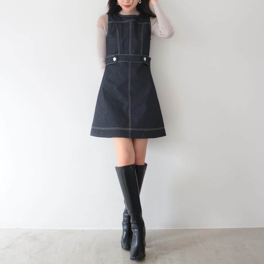 デュラスアンビエントのインスタグラム：「#ステッチデニムライクミニワンピース <Off white, Gray, Dark indigo>  さり気ないステッチが効いた、デニムワンピースが登場。  伸縮性の高いデニムライク生地を使用することで、コンパクトながらも着心地が楽な上、透け感なくご着用いただけます。  前後左右に走る細いステッチが輪郭を縁取り、裾には芯地を貼ることでピシッと立体的に仕上げ、カジュアル感を払拭。  ウエストはボタンとベルトでアクセントを効かせ、後ろにダーツを施すことで、メリハリのある台形シルエットをつくりだします。  ＿＿＿＿＿＿＿＿＿＿＿ ✔︎ @ambient_styling #AMBIENT #ambient_official #ambientstyle #アンビエント #23aw #デニムワンピース #ワンピース」