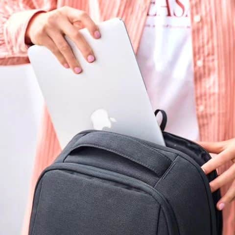 Incase Japanのインスタグラム：「Facet 20L Backpack -  リモートワークが推奨されるようになった今、PCを持ち歩く機会は格段に増えた。スリーブケースに入れて持ち歩くこともできるが、バッグそのものに専用ポケットが設けられていたほうが出し入れがラクだ。  【サイズ】約H43 × W30 × D16 cm 【重さ】約0.6kg 【価格】13,750円  商品に関するお問い合わせや通信販売のご用命は、プロフィール欄にある連絡先（Incase SHINJUKU）までご連絡ください。 皆さまのお悩みを専属スタッフがサポートいたします。  ▷詳しくは @incase_japan プロフィールからOFFICIAL ONLINE STOREへ  #incase #goincase #incasejapan  #インケース #通勤バック  #通学バック #通学バッグ #仕事バッグ #仕事バック #仕事鞄 #ビジネスバッグ #バックパック #デイパック #リュックサック #ビジネスバッグ #ビジネスリュック #ビジネスバックパック #リュック #カジュアルバック #カジュアルバッグ #ビジカジ」