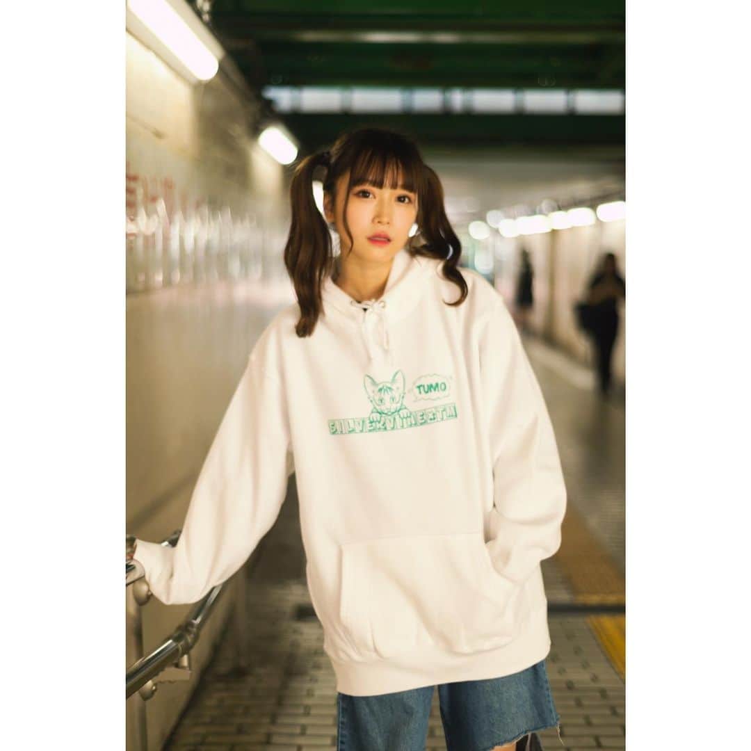 のインスタグラム：「ツモが生後4ヶ月で服になりました！SILVERVINEさんコラボです🙆‍♂️ https://www.silvervine-tokyo.com/collections/miyuu-collaboration」