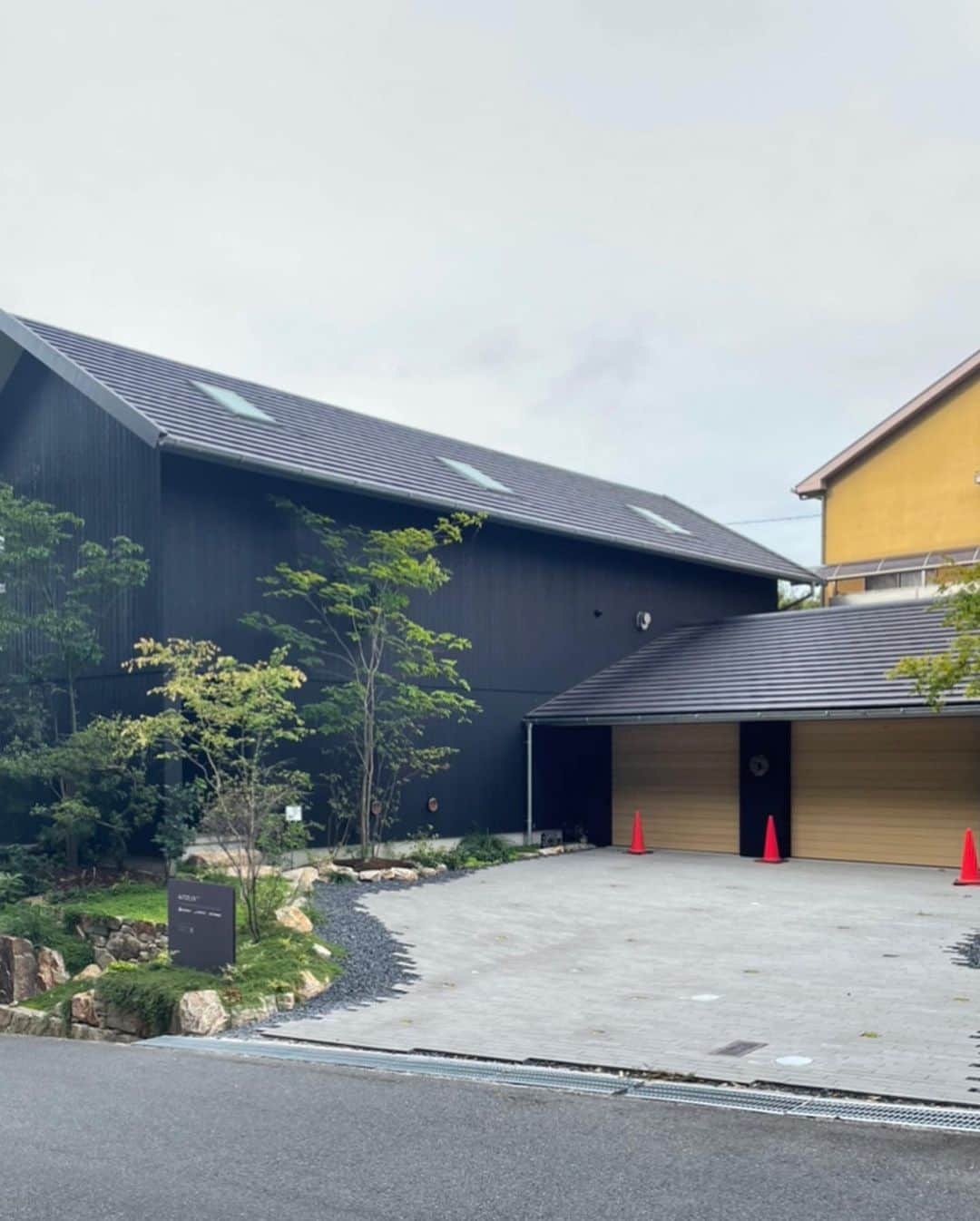 アイトフース | 北欧住宅｜注文住宅｜広島・岡山・山口さんのインスタグラム写真 - (アイトフース | 北欧住宅｜注文住宅｜広島・岡山・山口Instagram)「\ イベントご来場予定のみなさまへ /  本日から開催の『AITOLIV POPUP EVENT』。 お立ち寄りいただいた方々、誠にありがとうございました❁ お陰様で初日から盛り上がっていたと聞き、私も広島からとても嬉しく感じております！  全商品30%Offという、またとないお得な機会です☺︎ 気になる商品がある方は、お早めのご来場をおすすめいたします。  明日以降も、みなさまお気をつけてお越しくださいませ。 　 　 〈 ご来場のお客さまへお願い 〉  ・駐車場スペースが3台分と限りがありますので、敷地内にお停めいただけない場合は恐れ入りますが時間をずらしてご来場ください。 ・停めていただく際にはコーンを目印に、建物側から詰めて駐車をお願いいたします。 ・目の前の道路は車通りも多いため、近隣の方のご迷惑となりますので敷地外での駐車や待機はご遠慮ください。  お願いごとが多くなり恐縮ですが、みなさまにイベントを楽しんでいただけるようスタッフも努めます。 何卒ご協力をお願いいたします。 　  ーーーーーー イベント詳細 ーーーーーー  ❶岡山 AITOLIV 9月2日(土)～4日(月) 10:00～17:00  ❷広島 そらのモデルハウス 9月15日(金)～17日(日) 10:00～17:00  *イベント期間中「グラノーラのお店 amoreさん」のグラノーラや焼き菓子もご購入いただけます。 さらに、9/16(土)限定で「オリジナルグラノーラ作り」も開催します！ 　  ※下記ご一読ください※ 　 ・イベント期間中はご予約不要でご来場いただけます。 ・各会場のアイテムが無くなり次第イベントは終了となります。予めご了承ください。 　 イベント詳細はwebにて▶ @aitohus」9月2日 18時23分 - aitohus