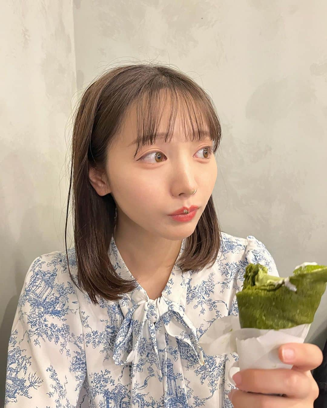 能條愛未のインスタグラム：「ずっと食べてみたかった 浅草の抹茶ティラミスクレープ🍵（ちょっといろいろついてますごめんなさい） 浅草メンチにメロンパンにきびだんごに鰻おにぎり。 大好きなものがたくさんありすぎて浅草にいると誘惑祭りです。。👼  #暑さにやられて髪ボサボサ」