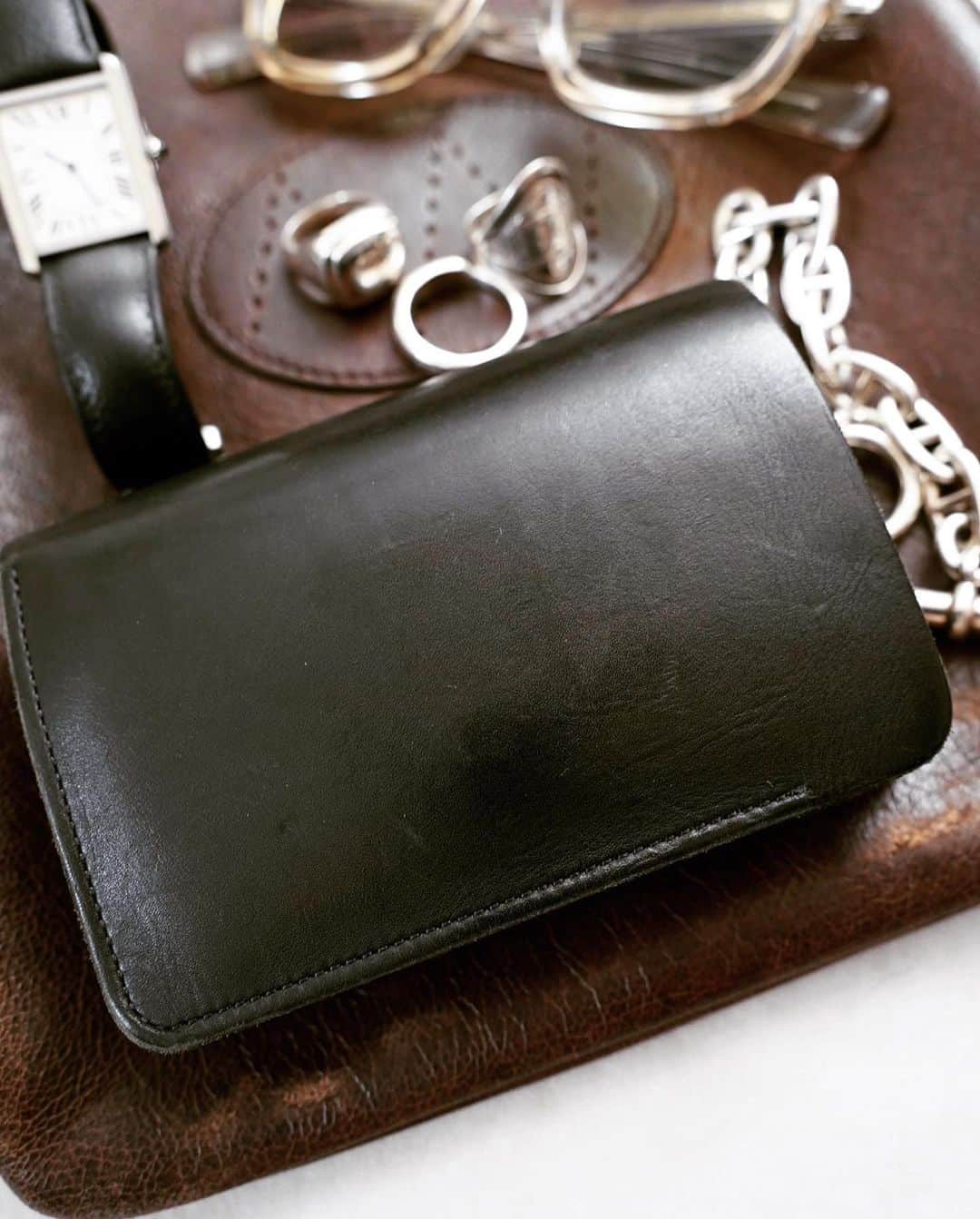 並木一樹のインスタグラム：「accessory  多く質問いただいたformeの財布のケアですが、たまにレザー用のクリームを塗ってるくらいです♪  そろそろ韓国旅行で擦ってしまった NICENESSのバックの補修をやろうと思います^ ^  次のYouTubeにて、お楽しみに♪ 今日はバスケ日本代表ですね！  #niceness#COMOLI#eyevan7285#eyevan#forme#財布#Wallet#フォルメ#Cartier#HERMES」