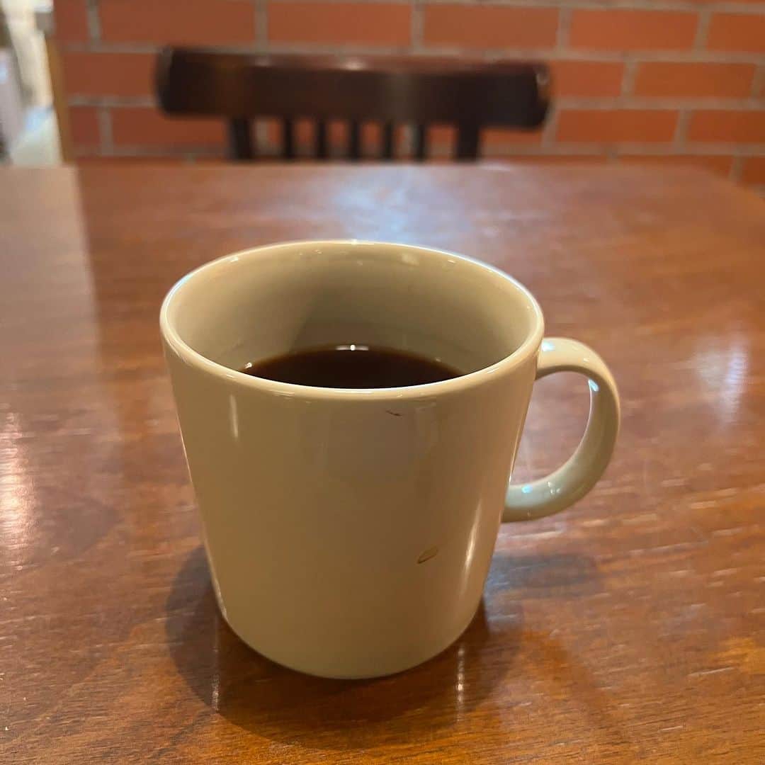 のインスタグラム：「買い物がてらちょいとひと休み。まだ油揚げ買わないと、なんだけど。丸山珈琲やっと中で飲めるように。向かいにso tiredも出来たッス。#コーヒーブレイク」