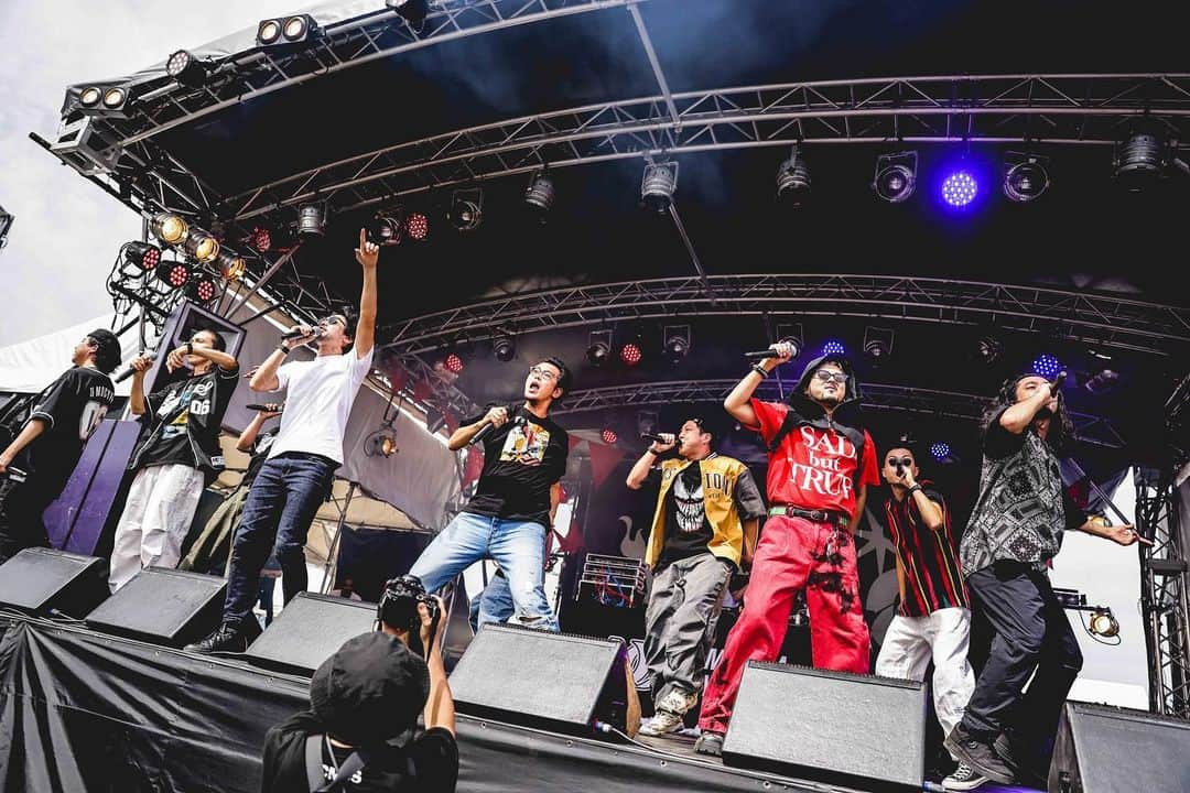 のインスタグラム：「23/9/2 at 泉大津フェニックス "RUSH BALL 2023"  🔊LIVE SET🔊 1 SE→マジでハイ 2 KING 3 かまへん 4アマタノオロチ 5 トメラレランナイ 6 梅田ナイトフィーバー19’  📷 by 渡邉一生(@nabespg )  #梅田サイファー #RUSHBALL #ラシュボ」