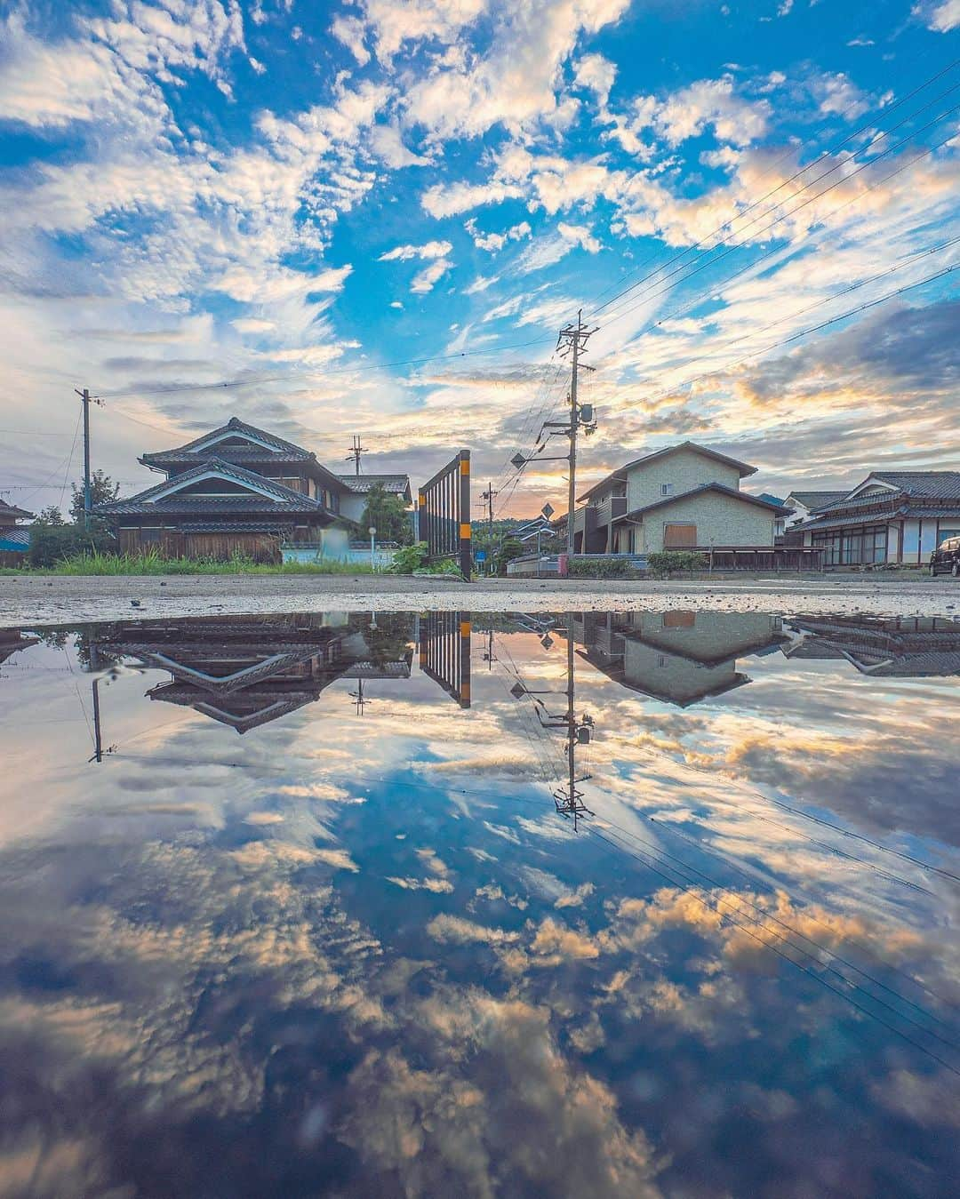 Shotaさんのインスタグラム写真 - (ShotaInstagram)「水溜まりに映る世界  The world reflected in a puddle  写真集「何気ない日常をアニメチックに。」Amazon販売中です！ 気になってくださった方は、プロフィールのハイライトよりリンクをご確認いただければと思います！！  Photo book, "Animating the Uncommon Everyday." Now on sale at Amazon!  If you are interested, please check the link from the highlight in my profile!  #アニメチック  #japan #photography #photo #lightroom #blue #kf_gallery #raw_japan #japangem #photo_shorttrip  #photo_travelers  #japan_bestpic_  #japan_photogroup  #japantravelphoto  #lovers_nippon  #best_photo_japan  #photo_map  #5min_japan #look_japan  #tabispo #total_japan #thelifejapan #雲フェチクラブ」9月2日 18時31分 - shota.mebakuro