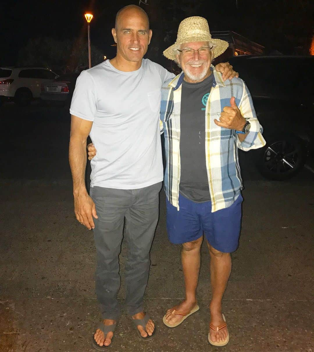 ケリー・スレーターのインスタグラム：「I grew up listening to @jimmybuffett with my family. His music basically outlined the lives we desired…fishing, diving, dreaming about being in the tropics, playing music, and just living the dream. I met Jimmy in France in 2010 about 8 years or so after my dad died and the first day I told him how much he reminded me of my own father and from that moment on he kind of became a surrogate to me, occasionally calling me from some far off land telling me he missed me and I had to come visit him wherever he was. He told me life was too short not to take every good opportunity that came along and go live it. I’m not sure I’ve met many people with as positive an attitude who were as welcoming and giving as Jimmy has been to me, just one of the many thousands of friends he’s had around this world. He laughed about making a living out of 3 chord songs and once told me, ‘Ya know, if Jack (@jackjohnson) would just let me do his marketing I could make him a looooot of money!’. Yesterday Jimmy passed on to the next life. And I’m having a tough time accepting that. But I do feel blessed to have had some really incredible memories every single time I hung out with him, whether it was him flying me to my brother’s bachelor party in Key West, joining us for a surf and a dinner in Hossegor, making me play a song with him at his restaurant, or giving me his guest house in Palm Beach for the night and taking me for a round of golf the next day. I really don’t want to believe such a fine man is gone but I’m thankful and lucky for the times we had. It’s 5 o’clock somewhere, Jimmy, and I know you’d be smoking a joint with a drink in your hand and a huge smile on your face like any good pirate would. Thanks for being one of the good guys. It was a real dream to know you. 🥲 And as he always signed off…Fins Up!」