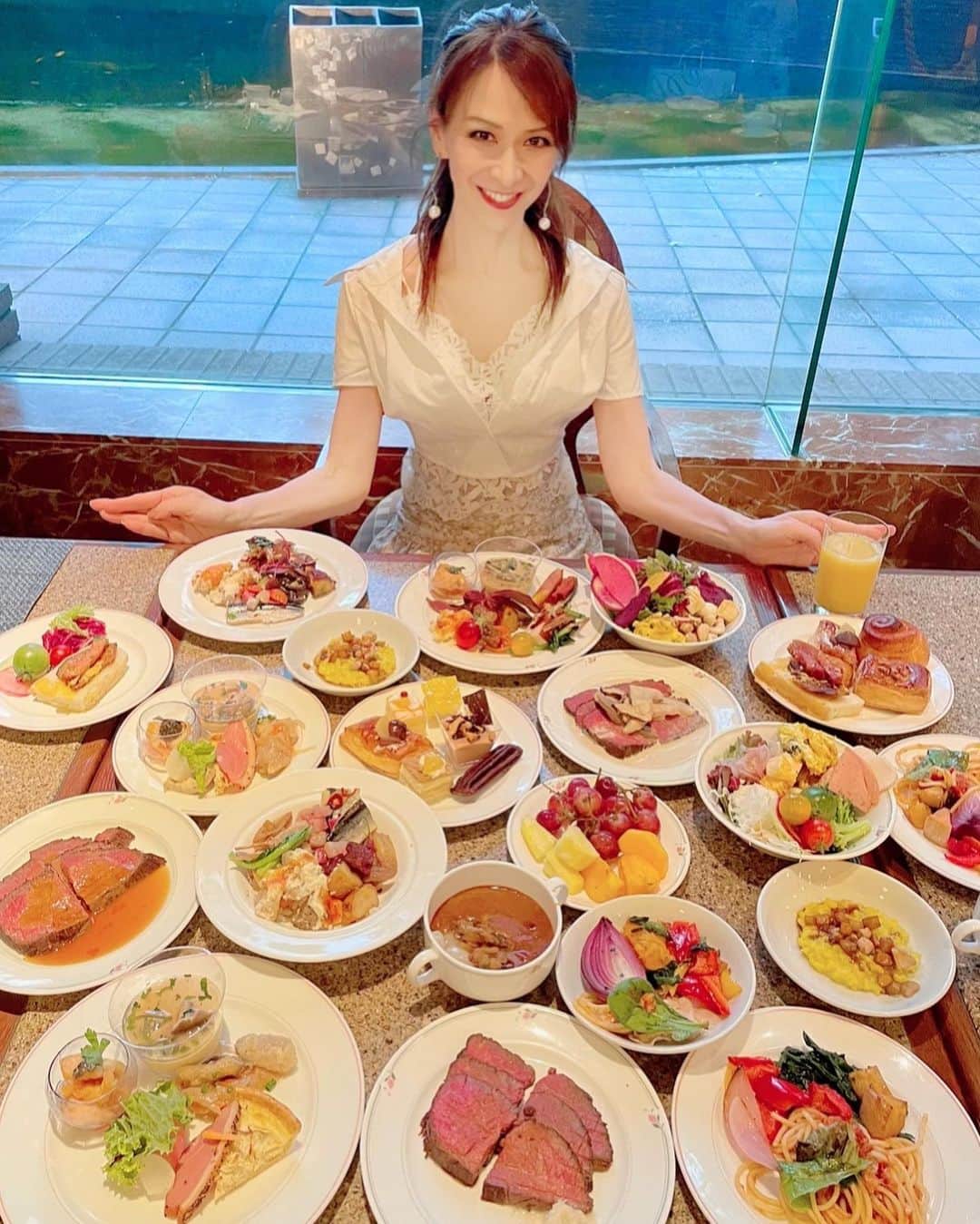 里井真由美さんのインスタグラム写真 - (里井真由美Instagram)「🇯🇵秋穫祭ブッフェでございます〜❤️  9/2から土日祝限定♡ ロイヤルパークホテル東京さんで始まりました〜🌰🍠🍇  @royalparkhotel.tokyo  @sasa1_taka4   初日、早速、女子会して参りました 全てのお料理飲み物を、 お好きなだけ頂けますのよ〜🌰  栗・芋・かぼちゃ・キノコ、サンマなど秋の旬素材や、 ルーやソースがおいしいのも特徴♡  大人気ローストビーフは3〜4種ソースが選べ、 今回はキノコソースも登場しております〜❤️  カレーやキノコスープも人気ですし、 チキンと根菜の豆乳グラタン、 栗とポークの朴葉焼きは、 お味噌が入ったデミグラスソースで頂けますのよ♡  ☞動画　シェフが目の前で仕上げてくださる 「かぼちゃとフォアグラのリゾット」もリッチな味わい  大好きなお栗さまは デザートやパンデニッシュ、 ポーク料理にも使われていてご機嫌🌰🌰🤍  。。。  お料理満開🤍 女子トーク満開🤍 笑顔満開やぁ〜ん🤍  ぜひ召し上がってくださいね 土日祝限定のディナービュッフェです☺️  今夜9/3も開催ですよー♡  🔻  03-5641-3600 レストラン予約（受付時間 9:00~19:00)  秋穫祭ディナーブッフェ 2023年9月2日（土）～9月30日（土）土・日・祝日開催　17:30～21:00 ※ブッフェ料理のご提供は21:00までです。  ・お一人様　7,590円 ・お子様（4～12歳）　3,795円 ・シニア（65歳～）　6,325円  。。。  https://www.rph.co.jp/restaurants/plan/k3t97dzql5/  @royalparkhotel.tokyo   。。。  楽しい日曜日をお過ごしくださいね 早朝お仕事行ってきまーす♡  。。。  #ロイヤルパークホテル東京#ロイヤルパークホテル#ロイパスイーツ#PR #ホテルビュッフェ#秋穫祭#秋#芋#栗#かぼちゃ #里井真由美#フードジャーナリスト里井真由美#さといいね#ありが糖運動#japan#japanesegirl#japanese」9月3日 5時29分 - mayumi.satoi