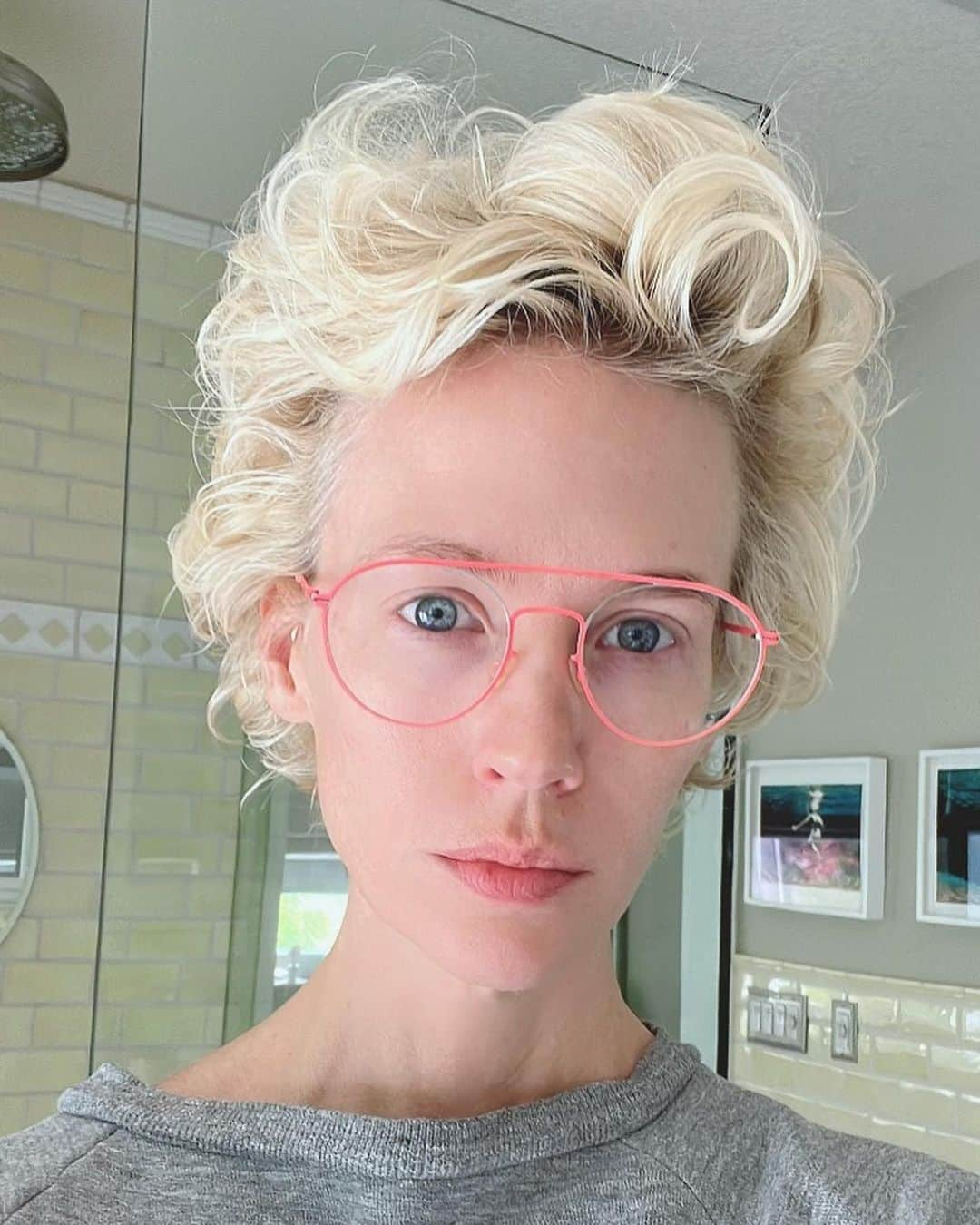 ジャニュアリー・ジョーンズのインスタグラム：「“It’s dreary outside, maybe I will experiment with curling my hair”. Normally I would only share this with people who will laugh and never speak of it again but I’m feeling brave, have at it」