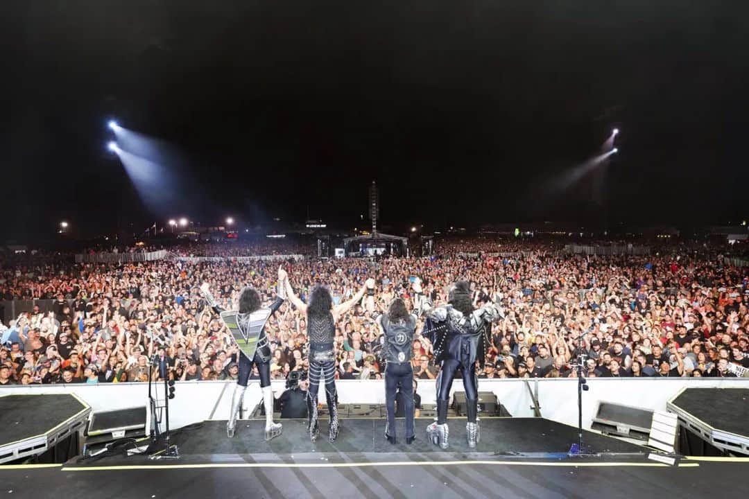 KISSのインスタグラム：「Thank You #Crandon! What a night! Over 25,000...AWESOME! We Love You! #EndOfTheRoadTour #Wisconsin」