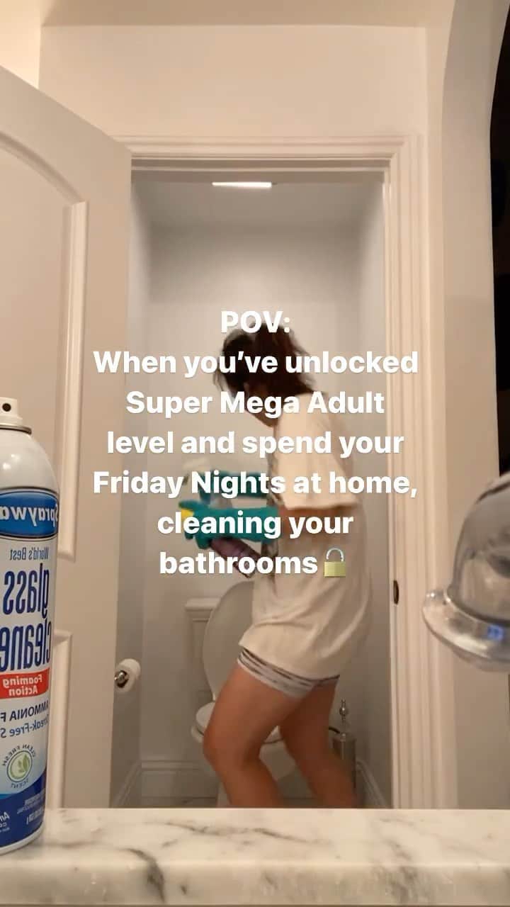 カンディー・ジョンソンのインスタグラム：「When you clean to the music from when you had zero adult responsibilities and now you have ALLLL the responsibilities😂:  My Super Mega Adult Friday Night, also included other mega activities like:  *Taking Ellie and all her friends to Ellie’s dentist appointment after school😂  *But stopping to get fun fall drinks first   *Then to taking Ellie and her friends for pedicures and to go to Target  *picking up Blake and his friend from carnival and driving his friend home   *Realize I’ve used half a tank of gas in the last 24 hours just driving kids to school and to friends and doing errands 🙈  *Pick up food for dinner because I was too tired to cook  *Cleaned bathrooms and danced to music that I listened to when I was young, had no responsibilities and no children yet and was not even entry level adult, but just a teenager listening to early 90’s music😂.  I love my Super Mega Adult Fridays…they go by fast and I’ll miss getting texts from my babies that they need me for a ride or to ask me anything. One day I’ll reach Super Mega Ultra Platinum Adult level…and wish for these nights at home cleaning with all my babies under my roof❤️  #clean #cleaning #funny #bathroom #super #mega #adulting #90s #music #friday #night #momlife #life #nomakeup」