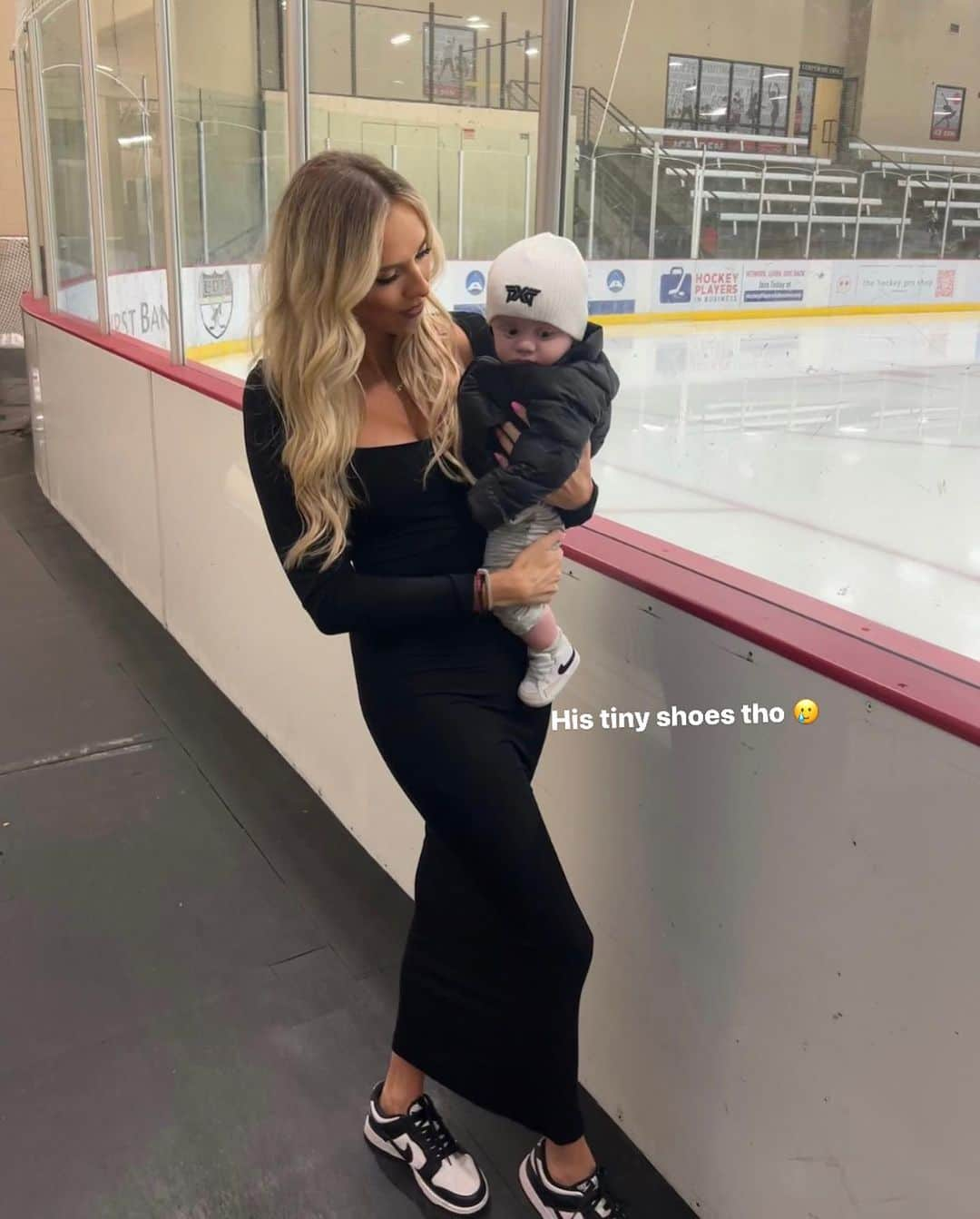 Elise Lobbさんのインスタグラム写真 - (Elise LobbInstagram)「First time at the rink for little boy! 🥹 he loved getting to watch Papa! But don’t worry guys… next up we head to the ⛳️🏌🏼‍♀️ (see he’s only 4 months and already reppin @pxg ) 😉💙  #momlife #boymom #hockey #golf #baby #mom」9月3日 4時12分 - eliselobb