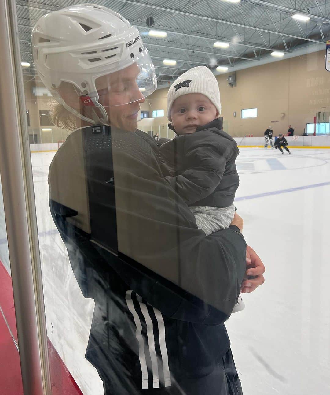 Elise Lobbさんのインスタグラム写真 - (Elise LobbInstagram)「First time at the rink for little boy! 🥹 he loved getting to watch Papa! But don’t worry guys… next up we head to the ⛳️🏌🏼‍♀️ (see he’s only 4 months and already reppin @pxg ) 😉💙  #momlife #boymom #hockey #golf #baby #mom」9月3日 4時12分 - eliselobb