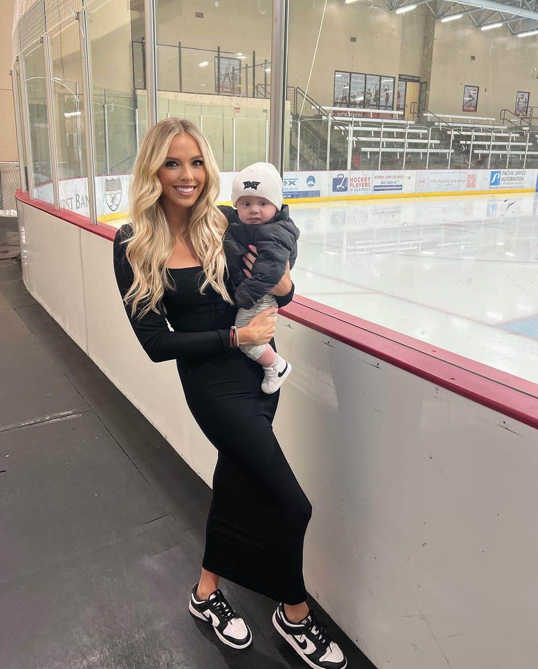 Elise Lobbのインスタグラム：「First time at the rink for little boy! 🥹 he loved getting to watch Papa! But don’t worry guys… next up we head to the ⛳️🏌🏼‍♀️ (see he’s only 4 months and already reppin @pxg ) 😉💙  #momlife #boymom #hockey #golf #baby #mom」