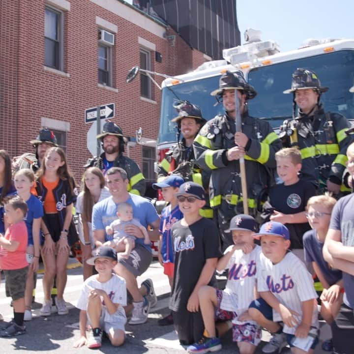 シアトル・マリナーズのインスタグラム：「We teamed up with the @mariners to visit a firehouse in Queens to honor our first responders in remembrance of 9/11. #NeverForget #BiggerThanBaseball」
